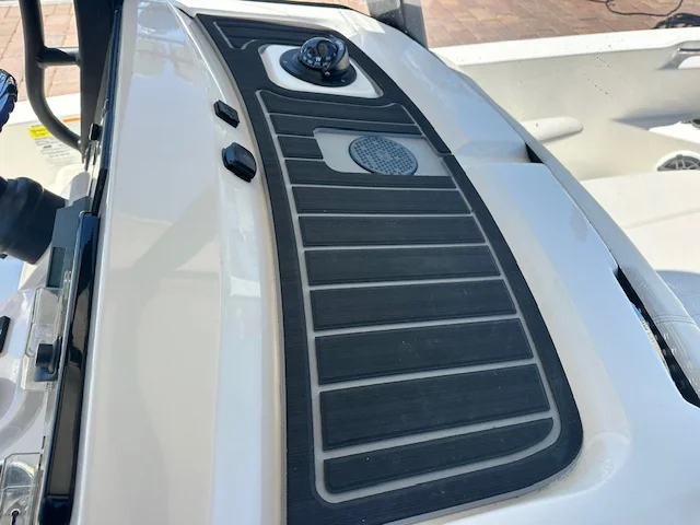 2025 Boston Whaler 250 Dauntless Image Thumbnail #8