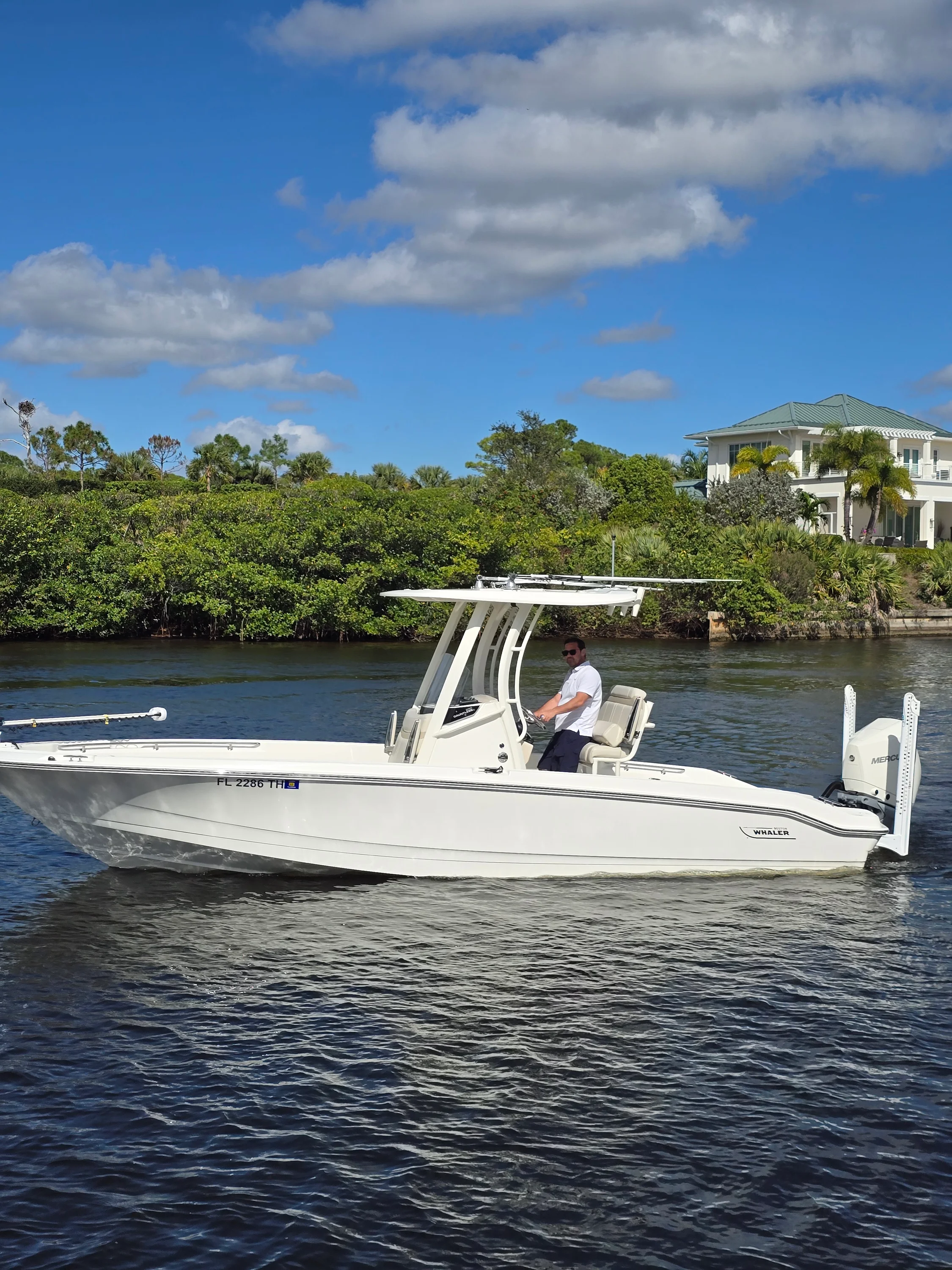2023 Boston Whaler 250 DAUNTLESS Image Thumbnail #0