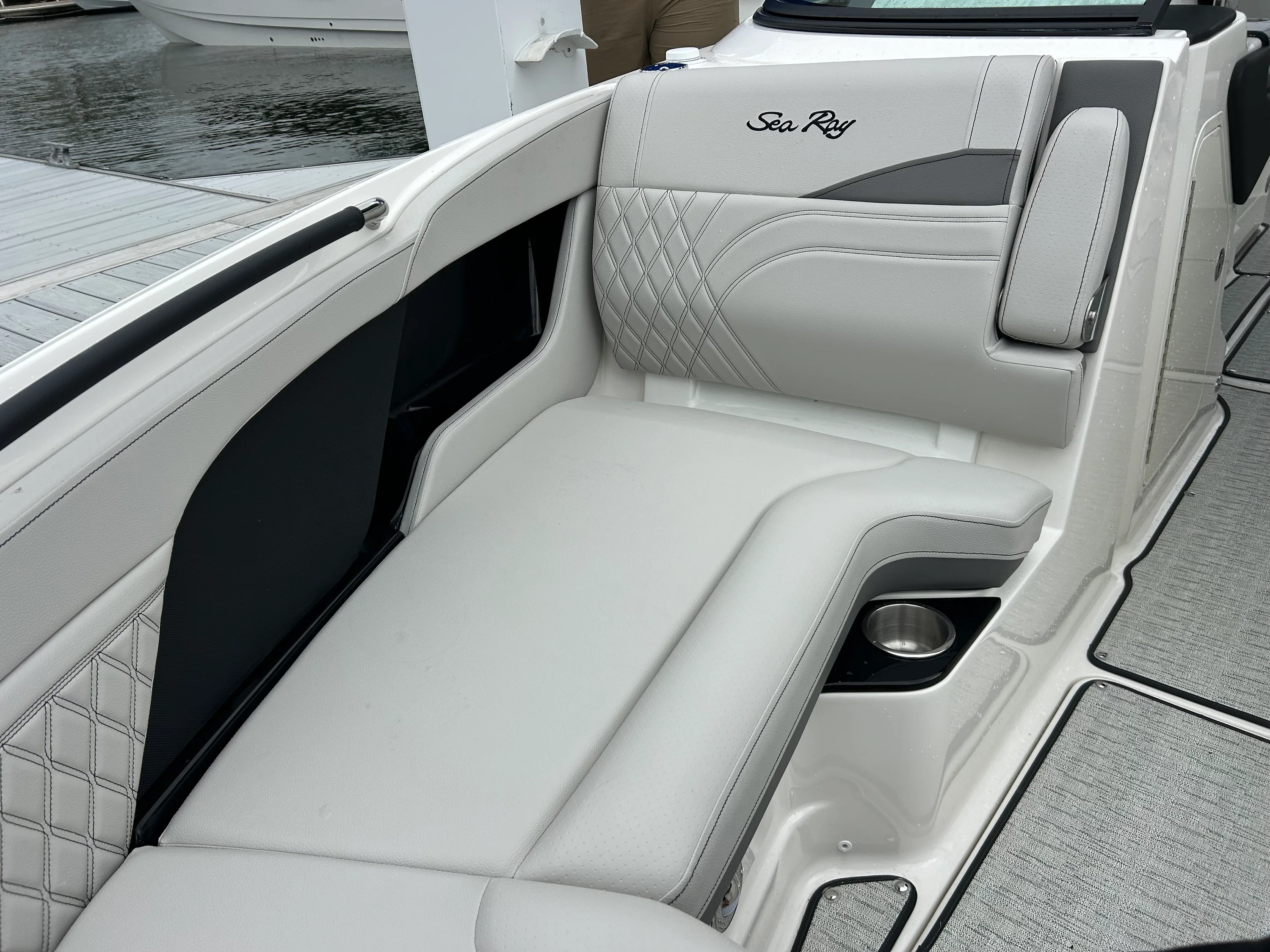 2026 Sea Ray SLX 260 Outboard Image Thumbnail #25