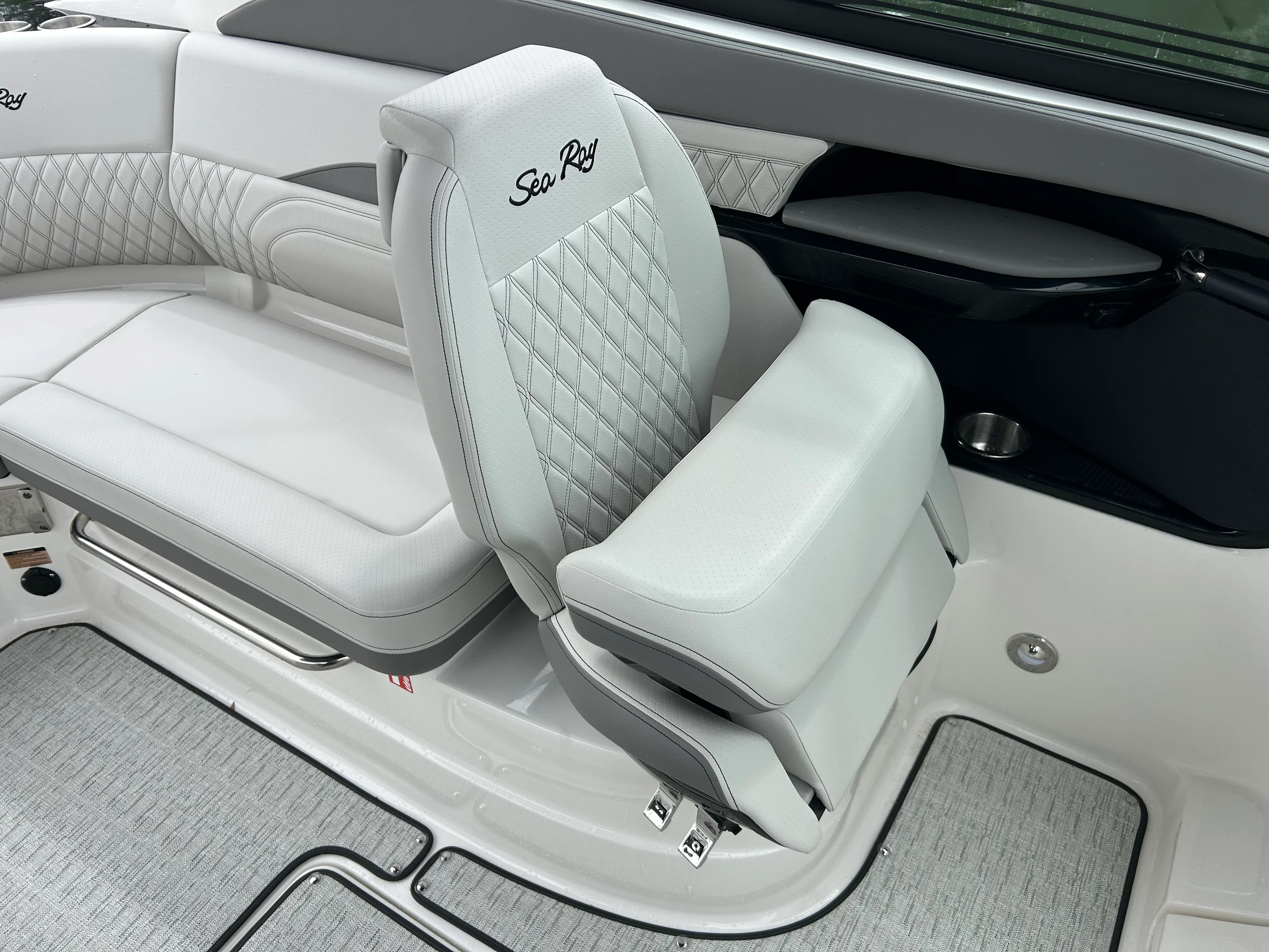 2026 Sea Ray SLX 260 Outboard Image Thumbnail #15