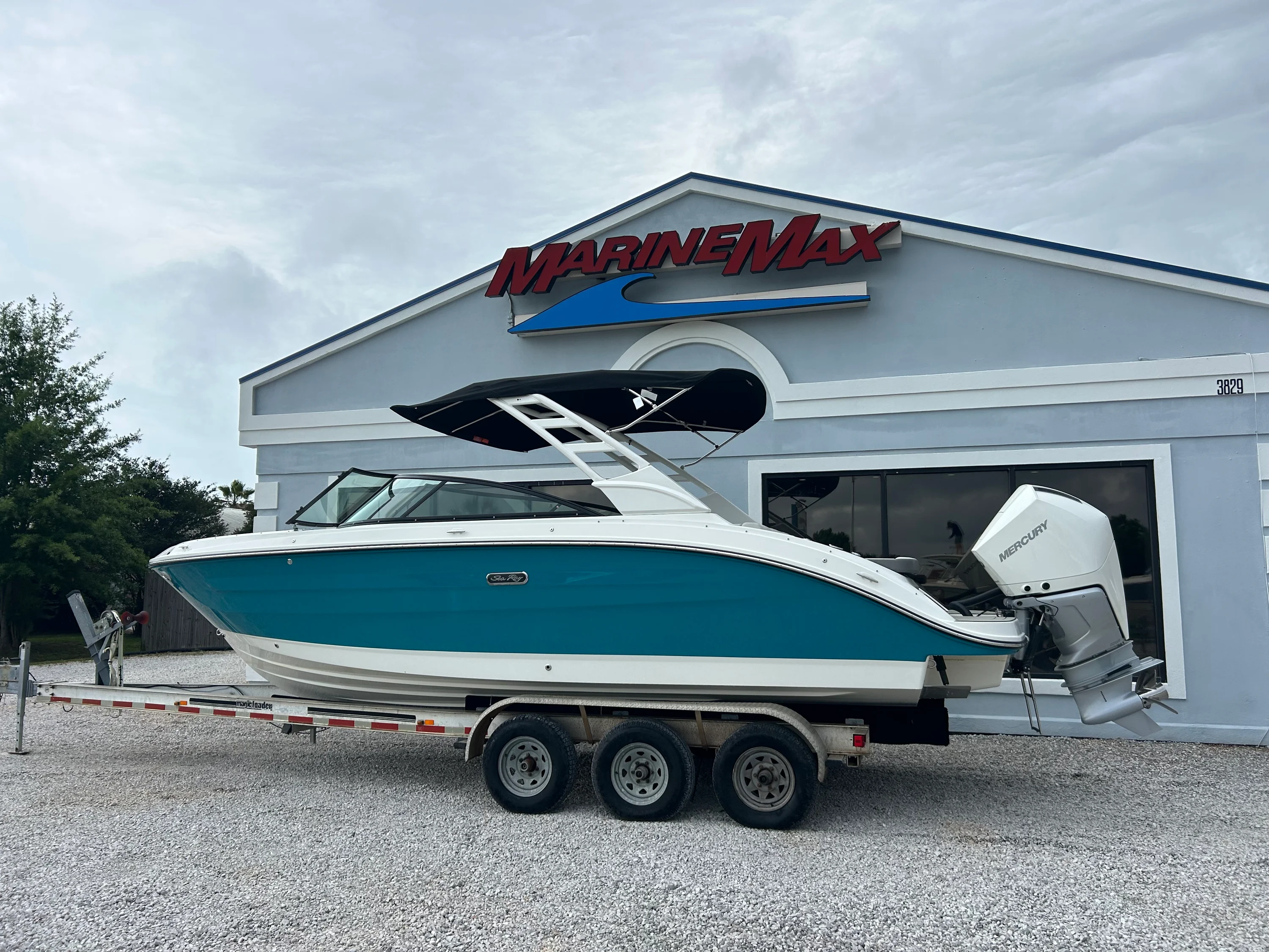 2026 Sea Ray SDX 250 Outboard Image Thumbnail #4