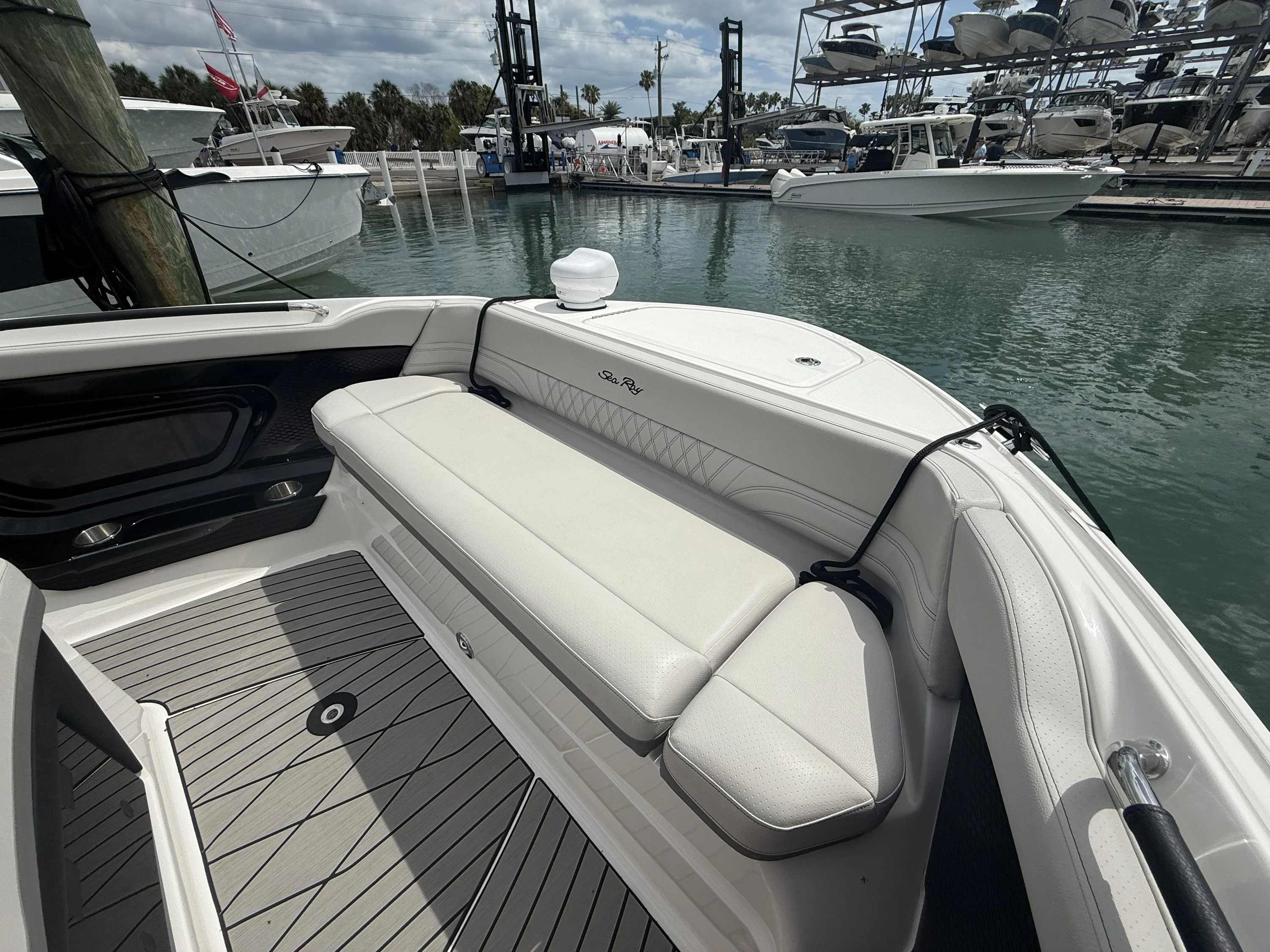 2026 Sea Ray SLX 360 OUTBOARD Image Thumbnail #4