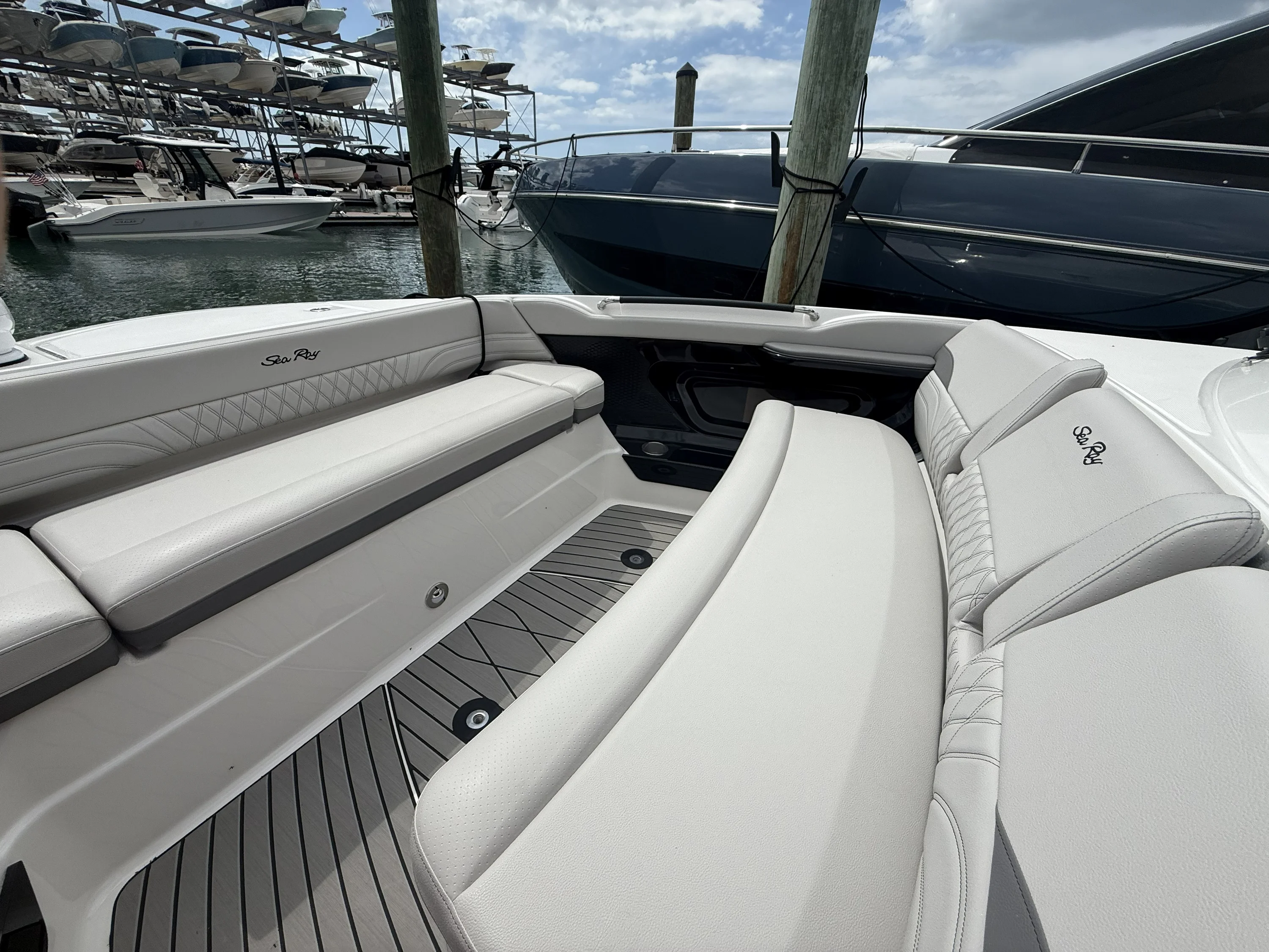 2026 Sea Ray SLX 360 OUTBOARD Image Thumbnail #5