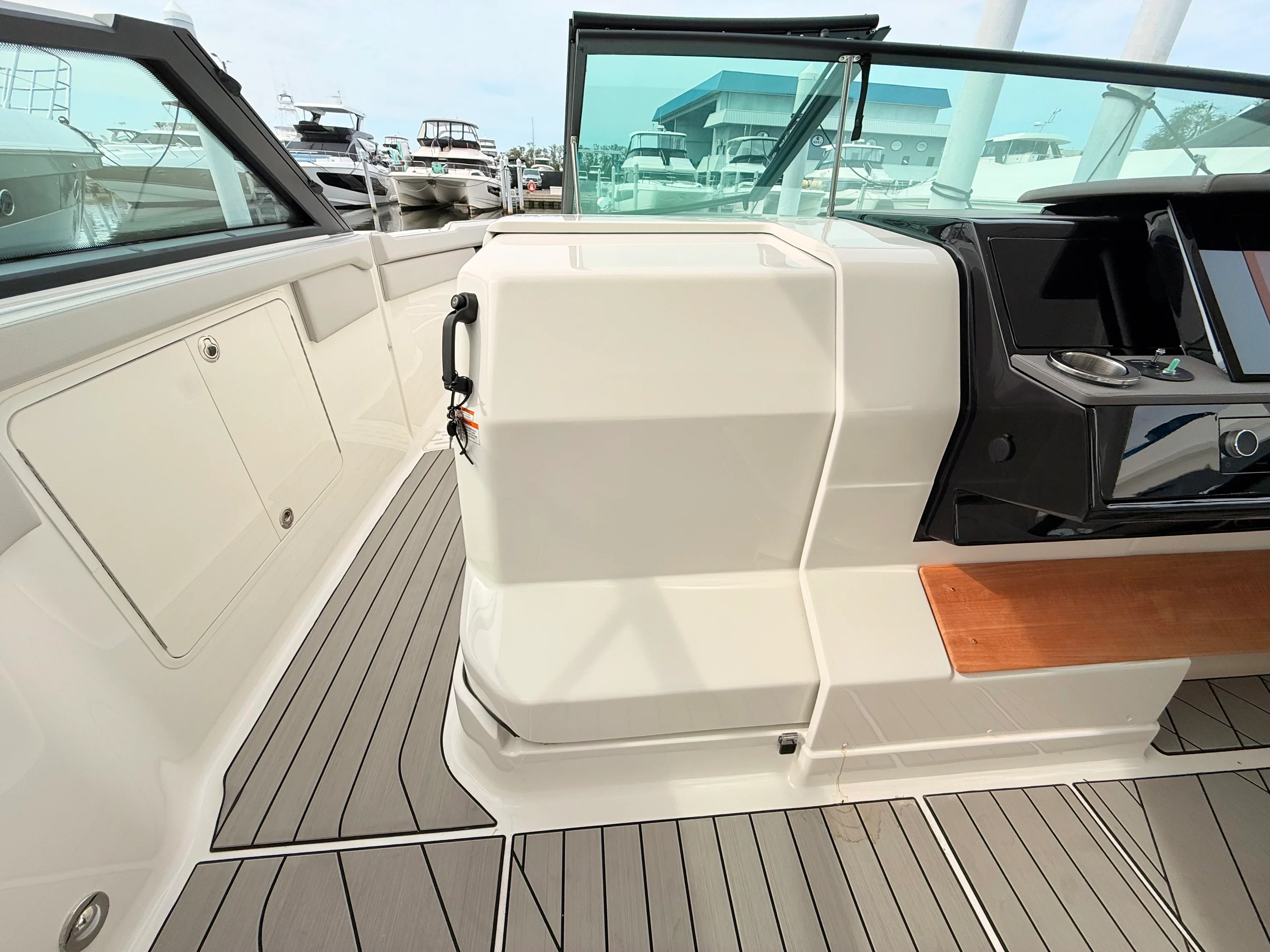 2026 Sea Ray SLX 400 Outboard Image Thumbnail #77