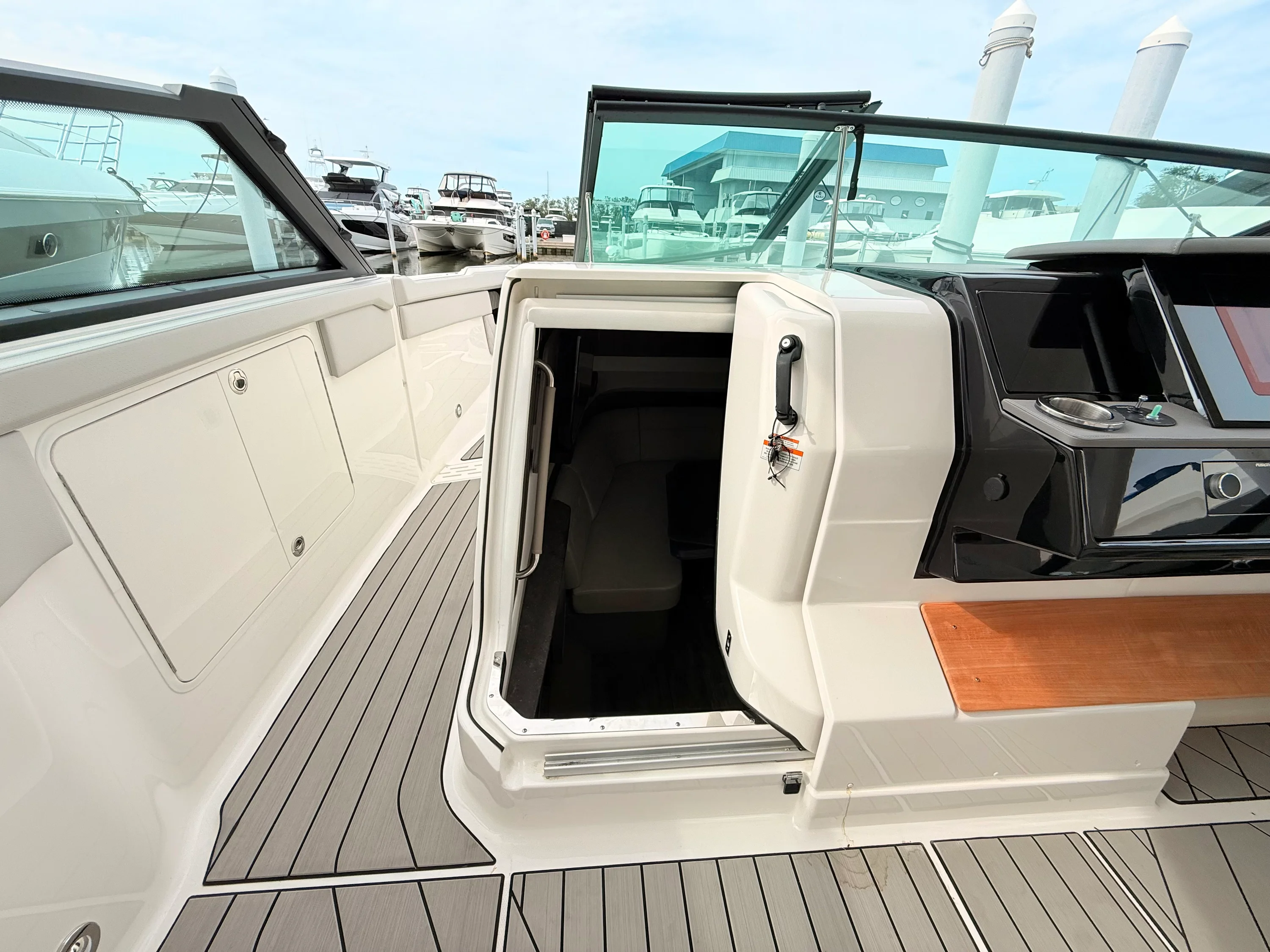 2026 Sea Ray SLX 400 Outboard Image Thumbnail #78