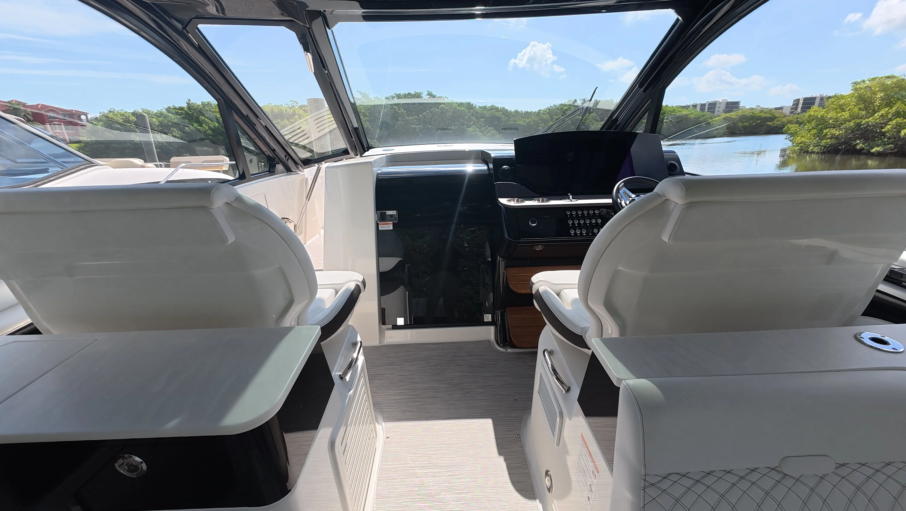2026 Sea Ray Sundancer 370 Outboard Image Thumbnail #11
