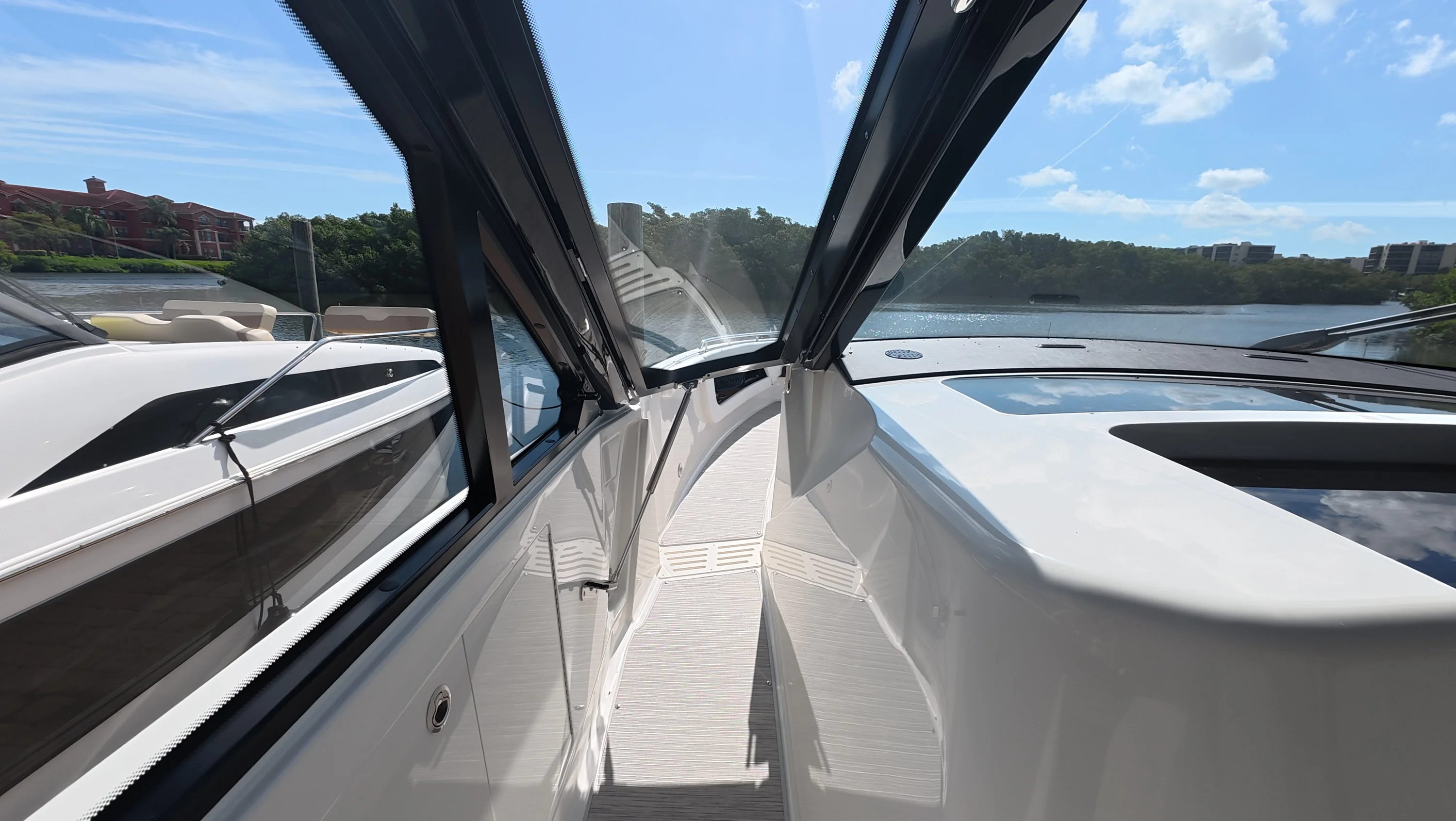 2026 Sea Ray Sundancer 370 Outboard Image Thumbnail #16
