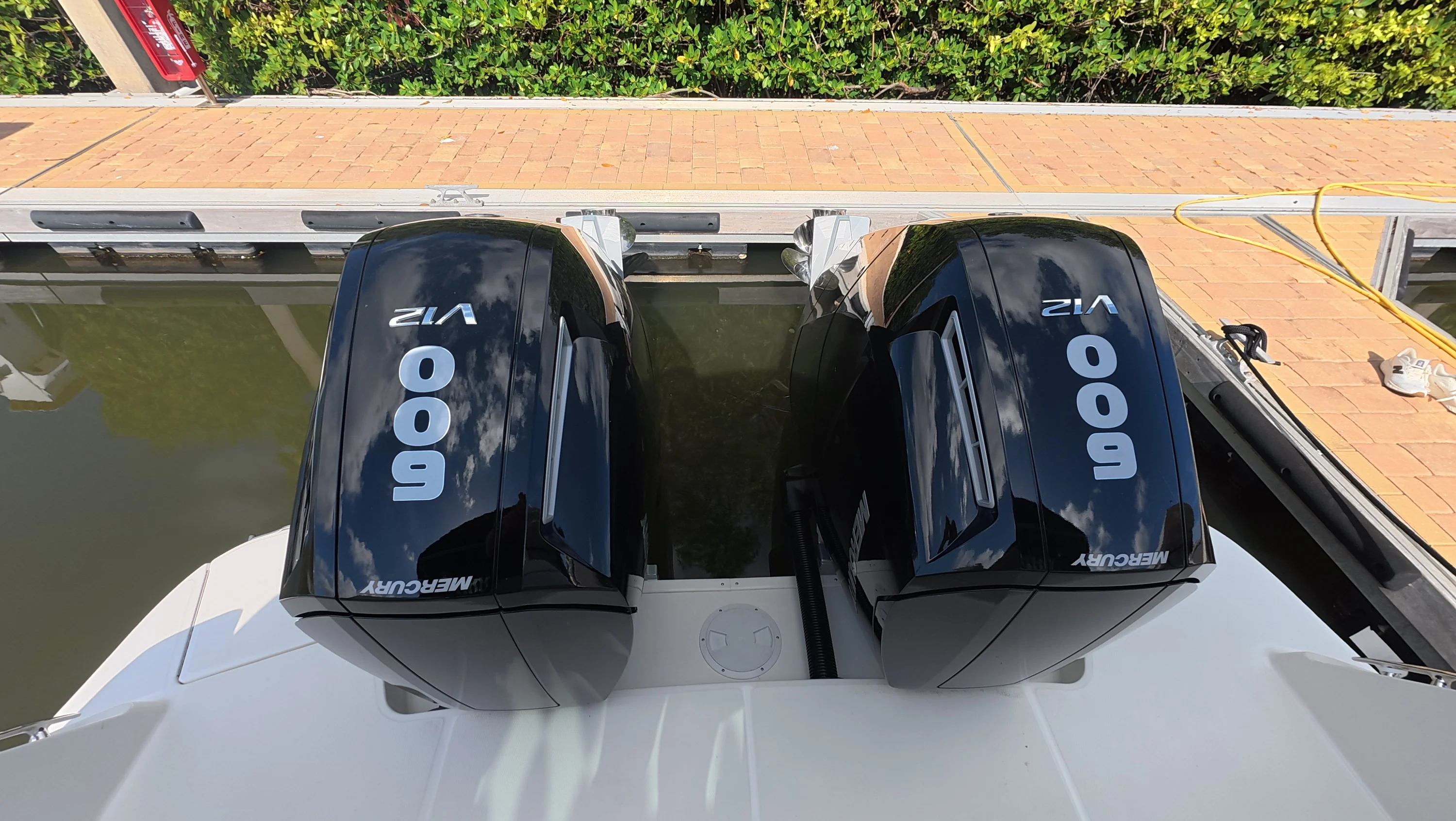 2026 Sea Ray Sundancer 370 Outboard Image Thumbnail #4