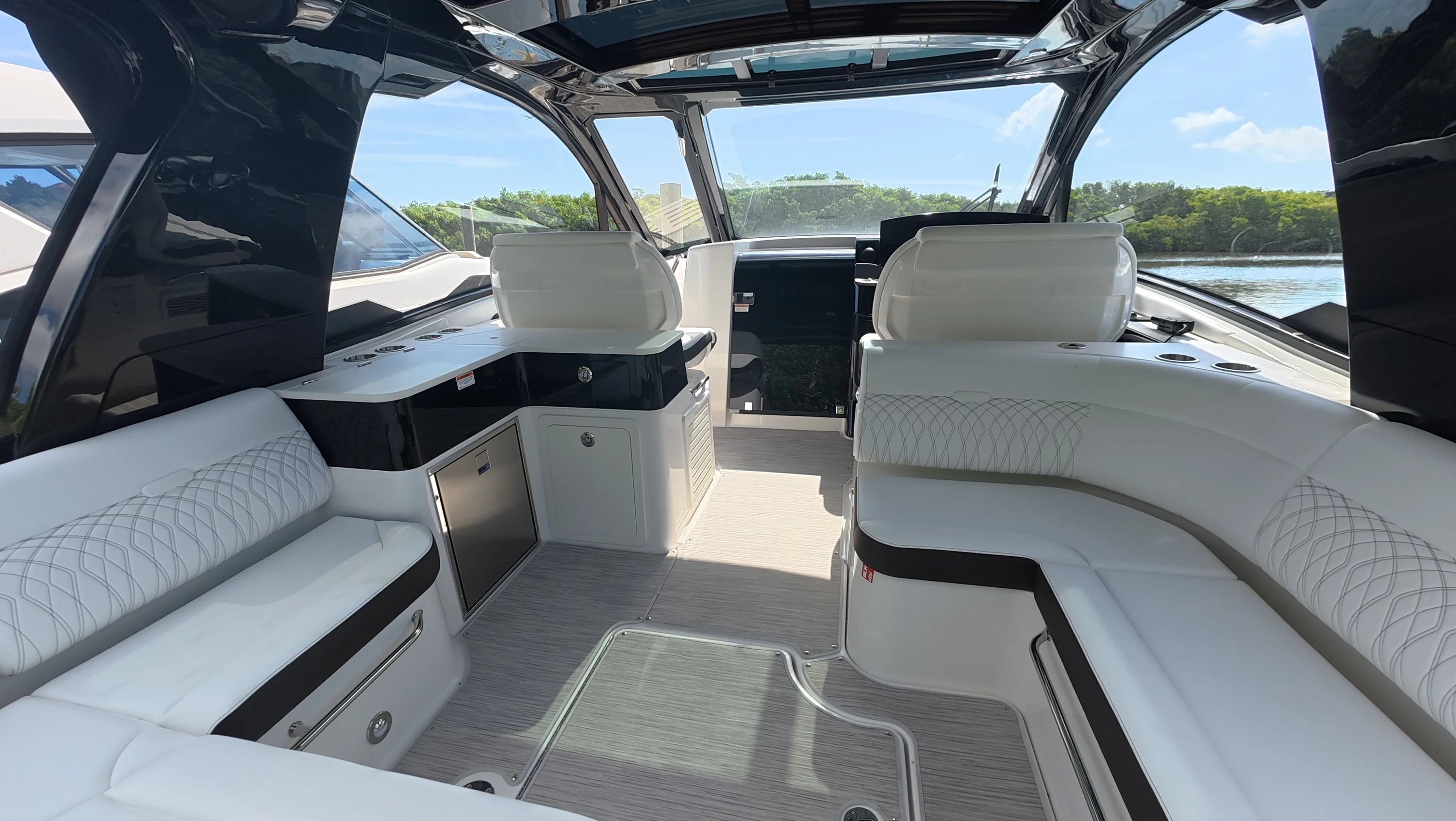 2026 Sea Ray Sundancer 370 Outboard Image Thumbnail #6