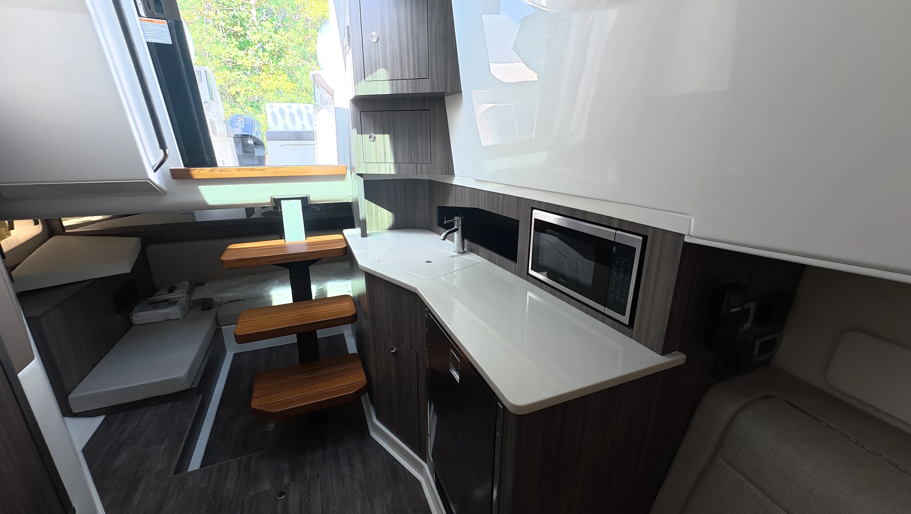 2026 Sea Ray Sundancer 370 Outboard Image Thumbnail #19
