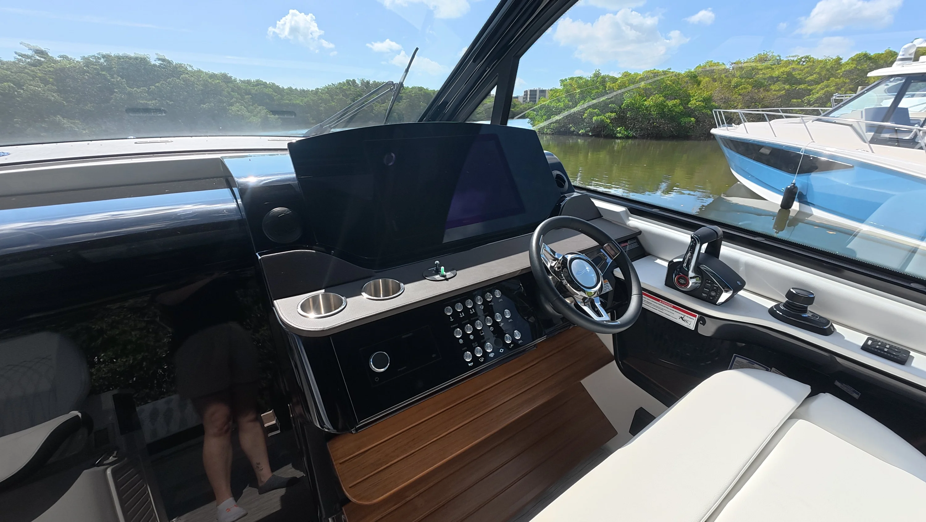 2026 Sea Ray Sundancer 370 Outboard Image Thumbnail #12