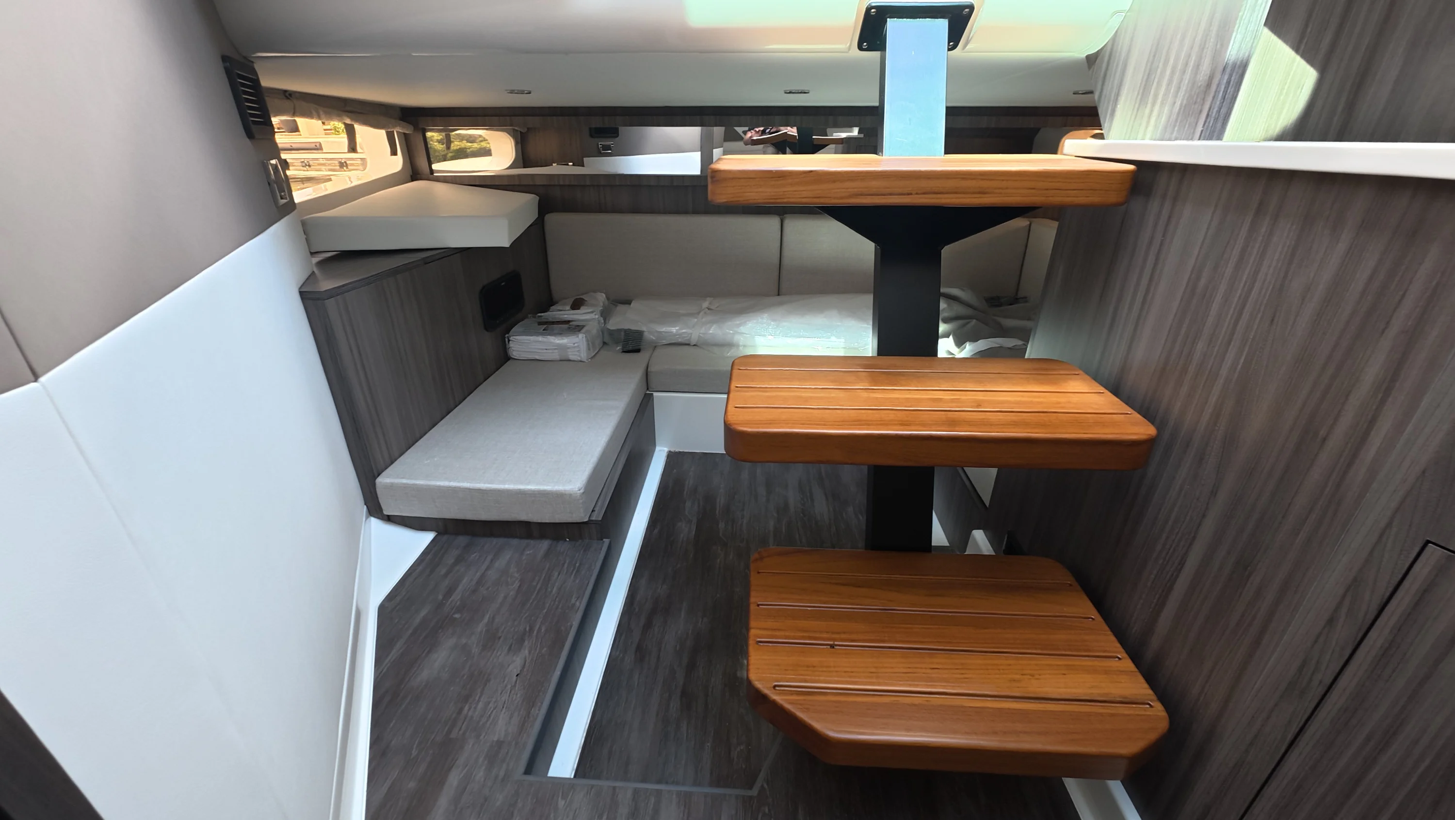 2026 Sea Ray Sundancer 370 Outboard Image Thumbnail #20