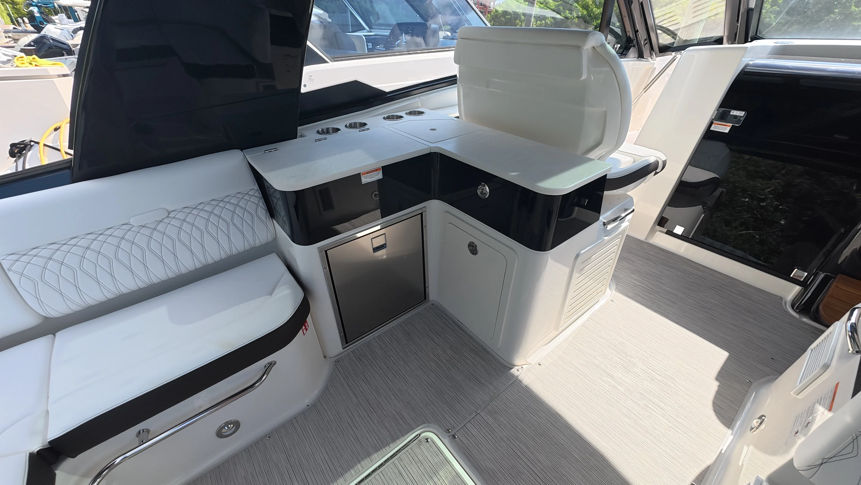 2026 Sea Ray Sundancer 370 Outboard Image Thumbnail #10