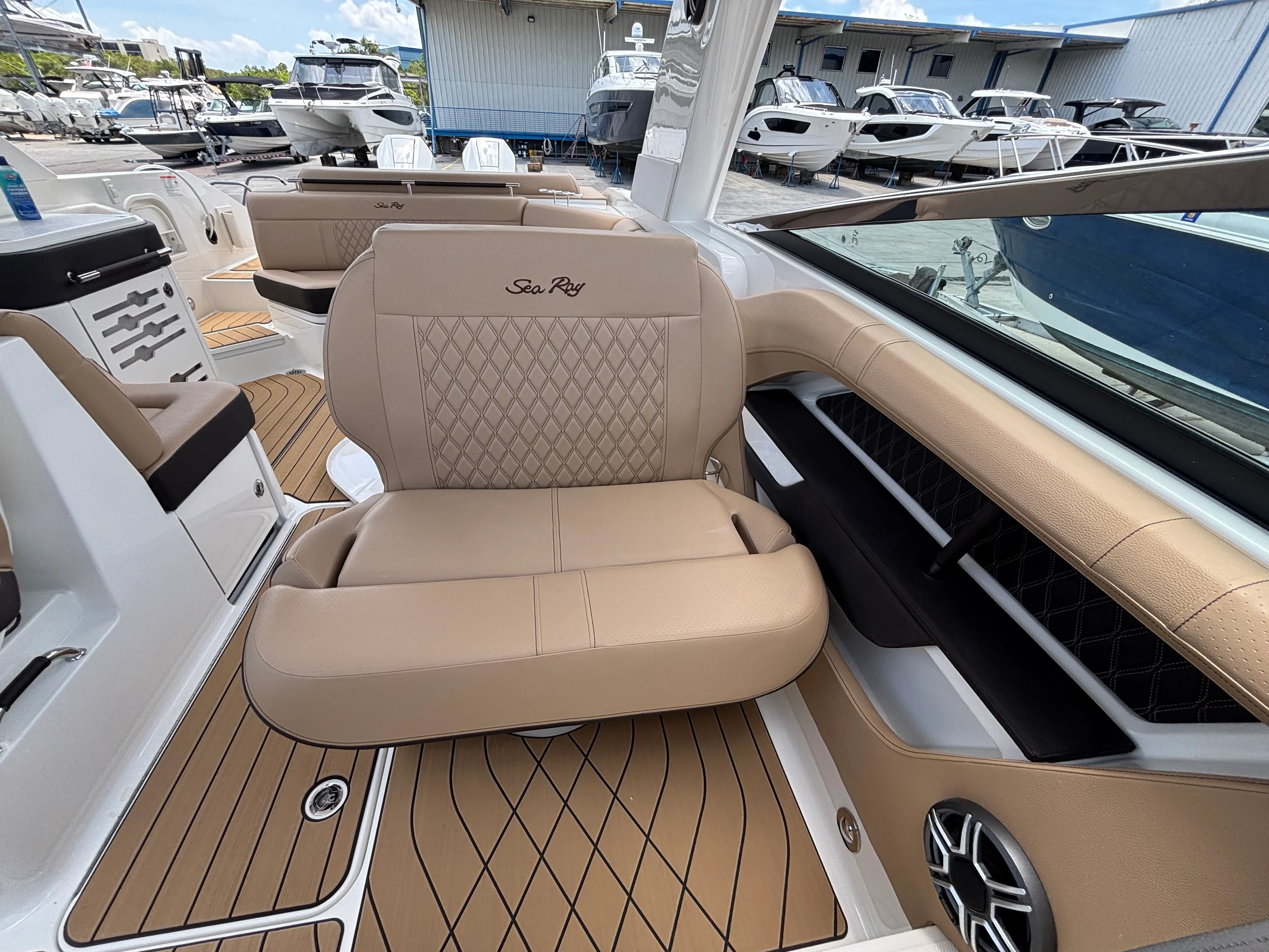 2026 Sea Ray SLX 310 Outboard Image Thumbnail #19