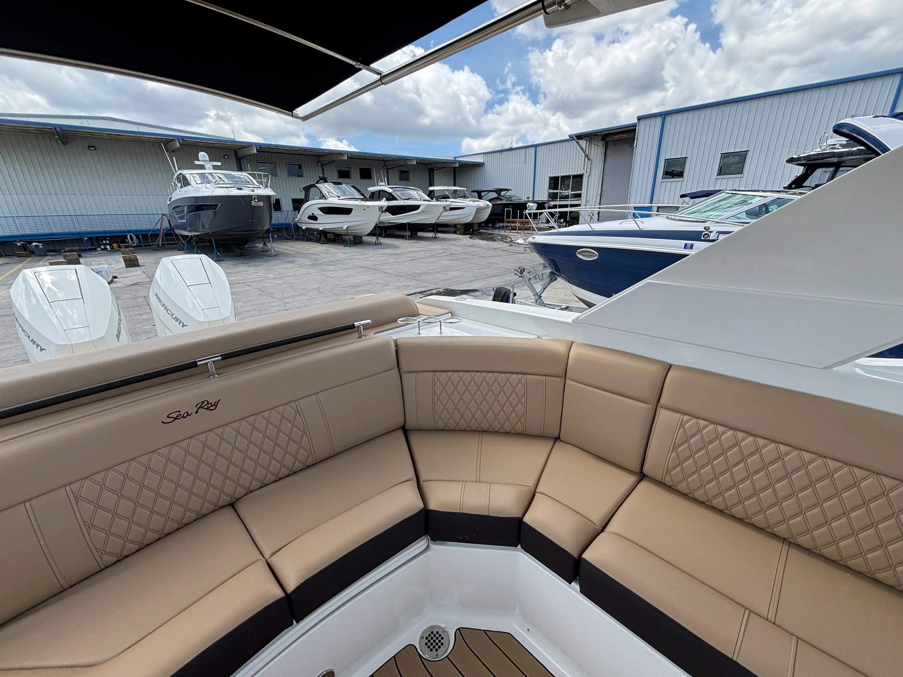 2026 Sea Ray SLX 310 Outboard Image Thumbnail #9