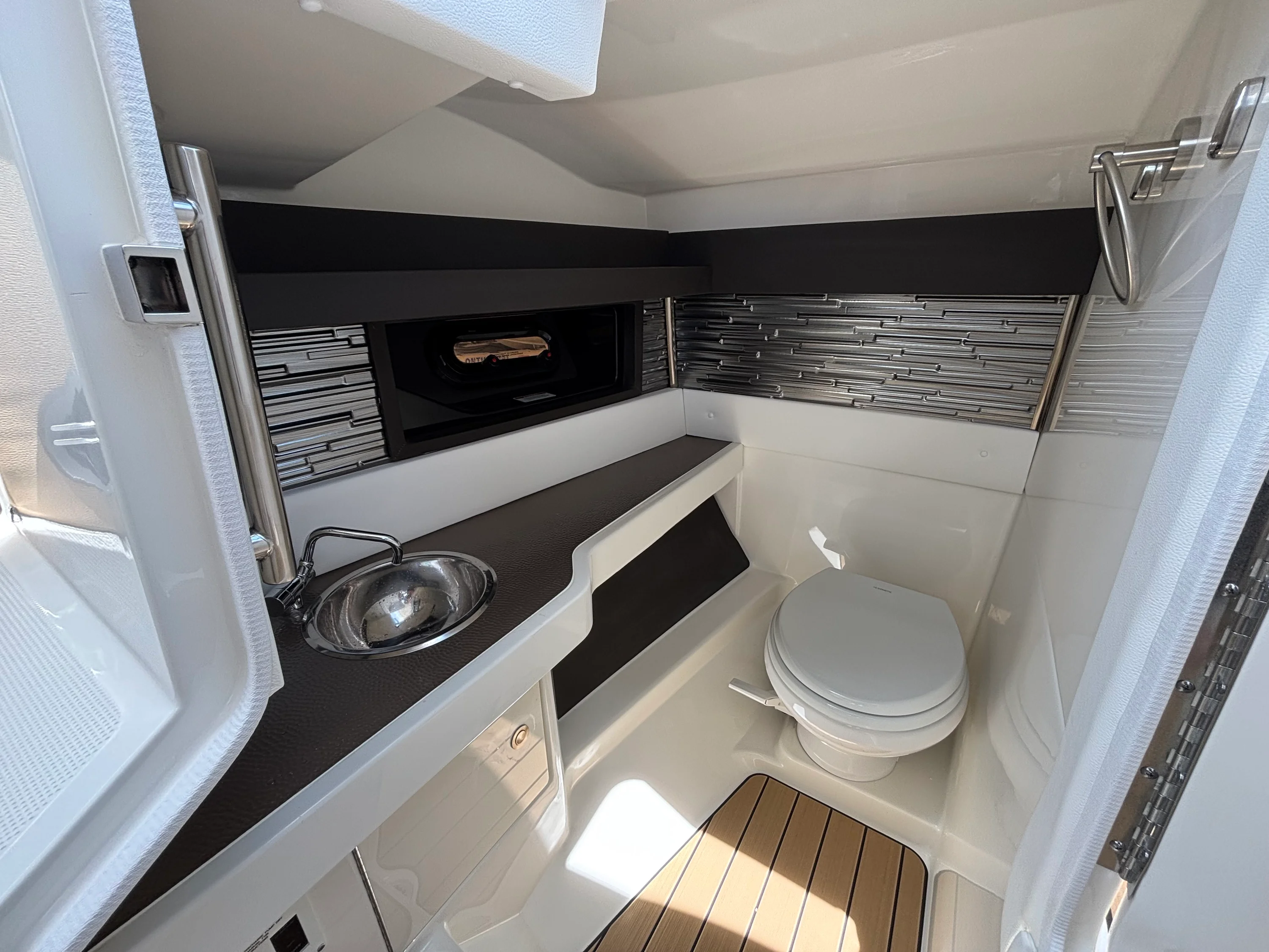 2026 Sea Ray SLX 310 Outboard Image Thumbnail #31