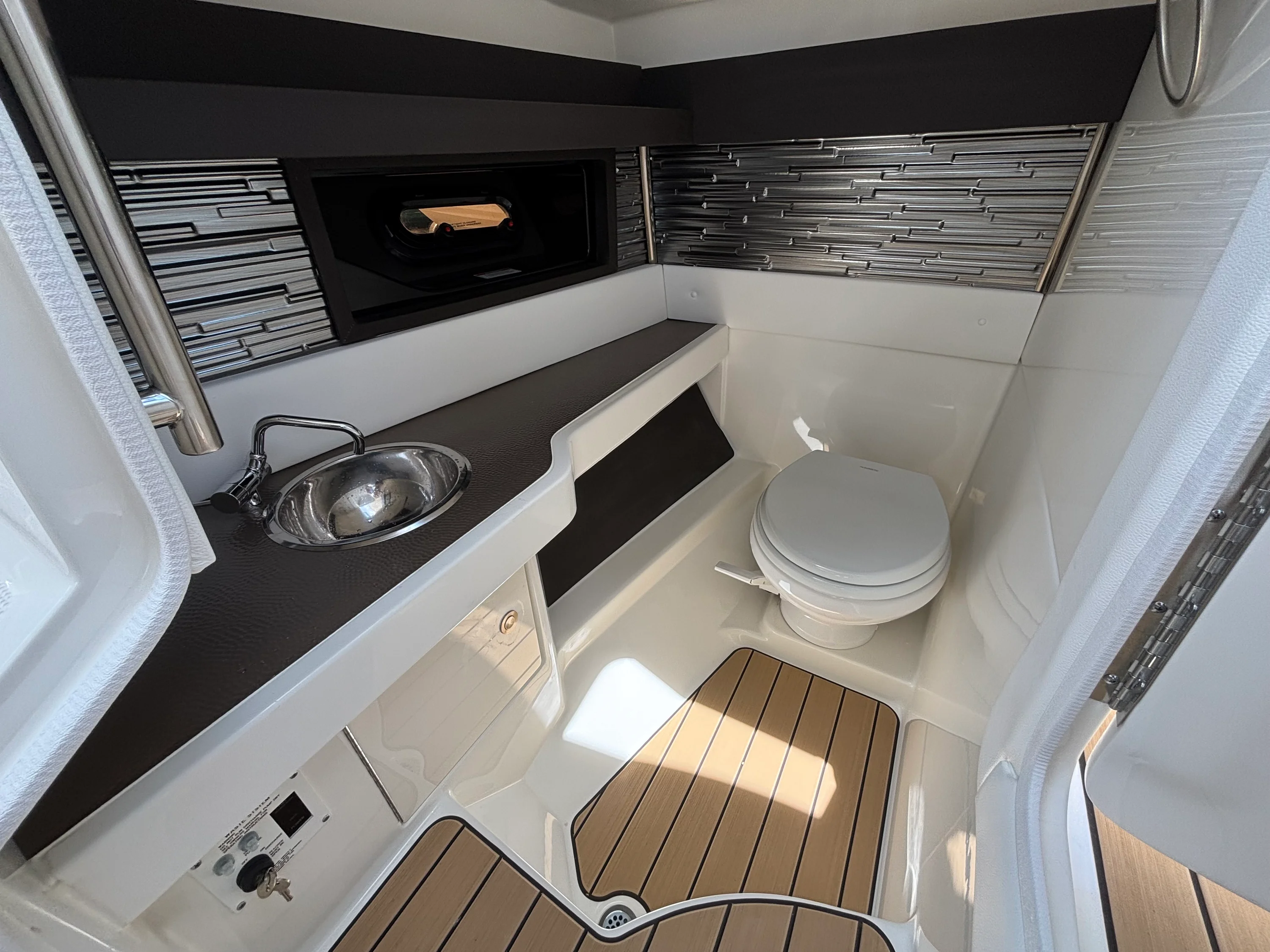2026 Sea Ray SLX 310 Outboard Image Thumbnail #32