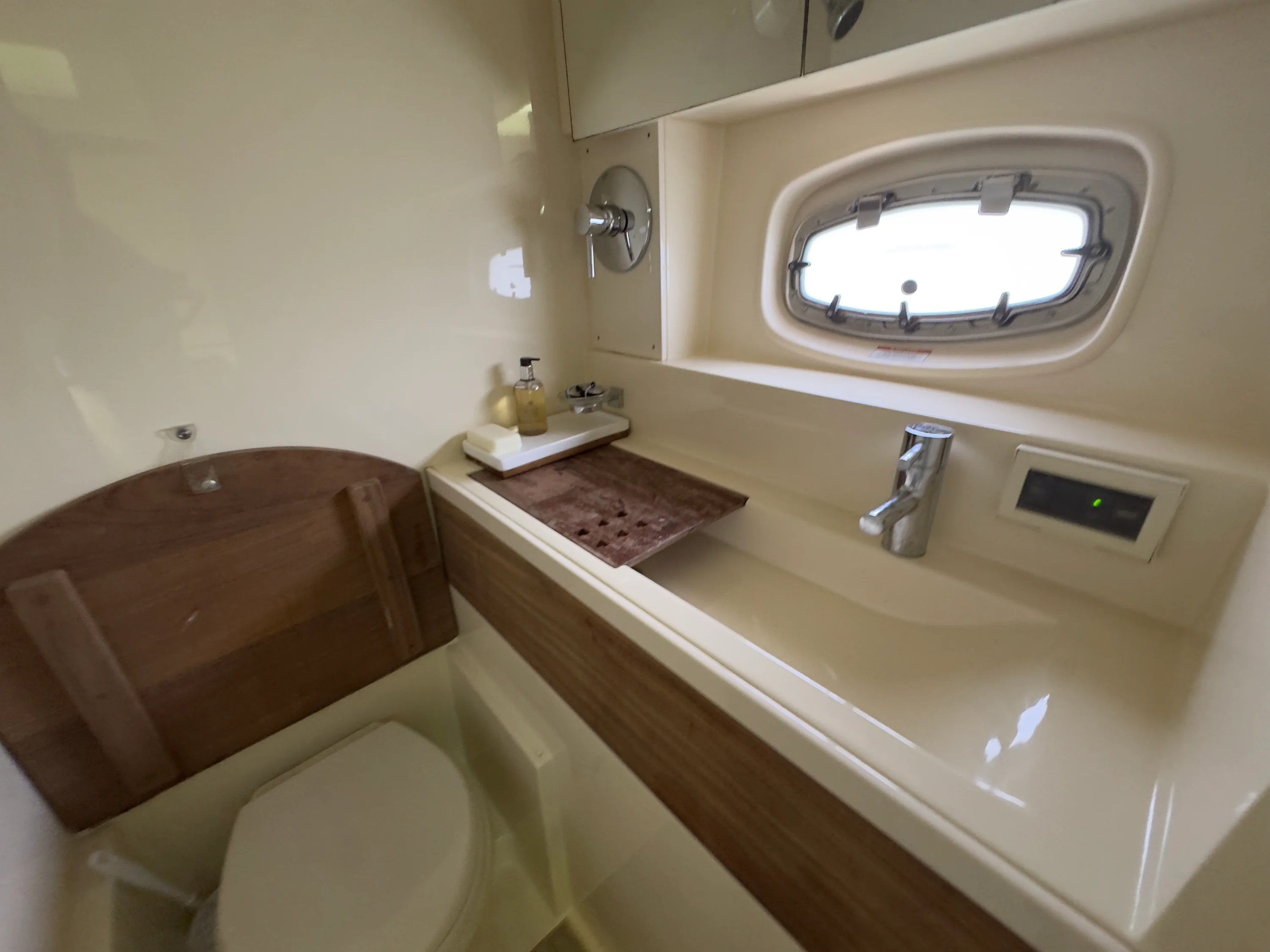 2014 Sea Ray 410 SUNDANCER Image Thumbnail #32