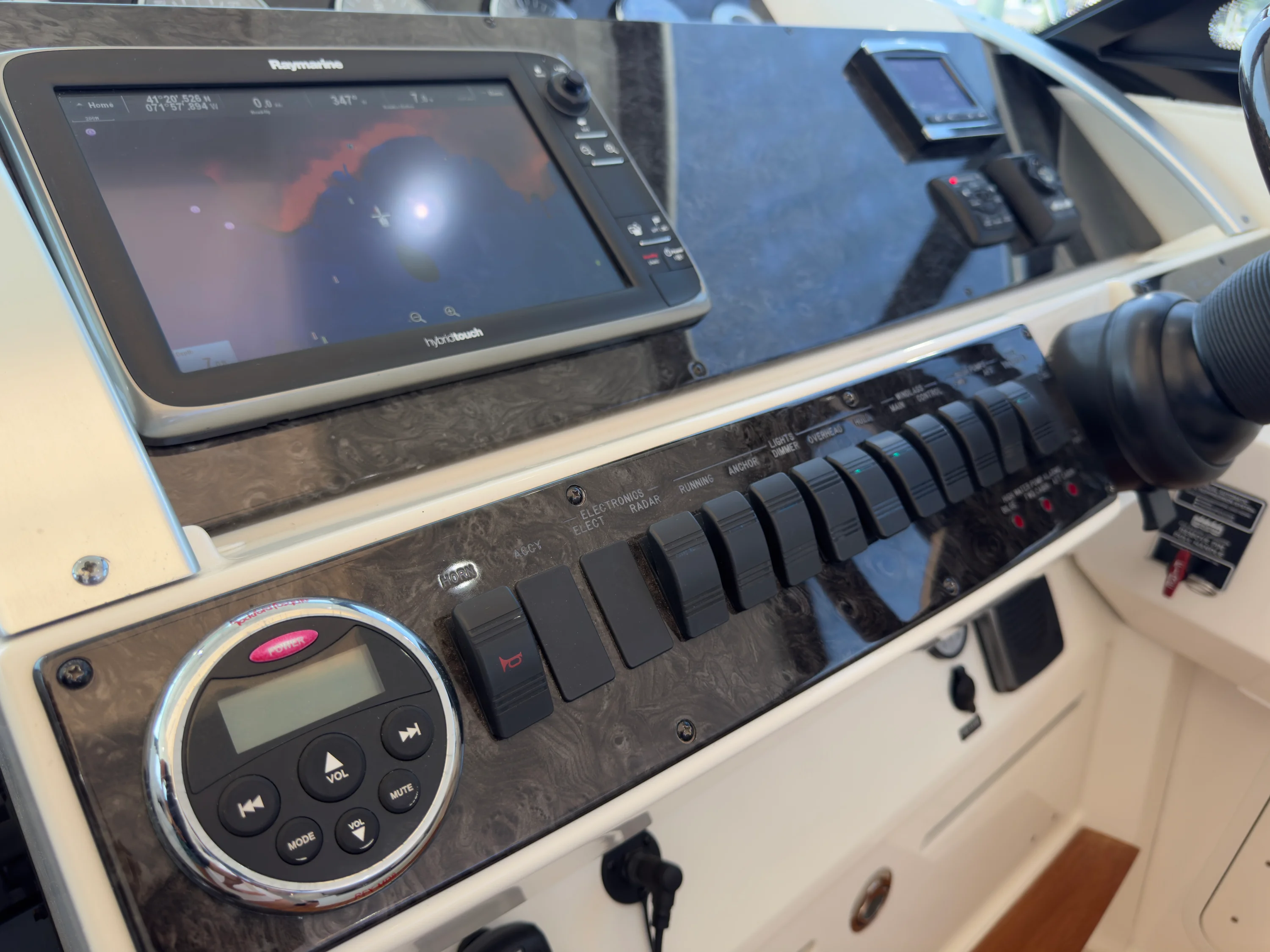 2014 Sea Ray 410 SUNDANCER Image Thumbnail #24