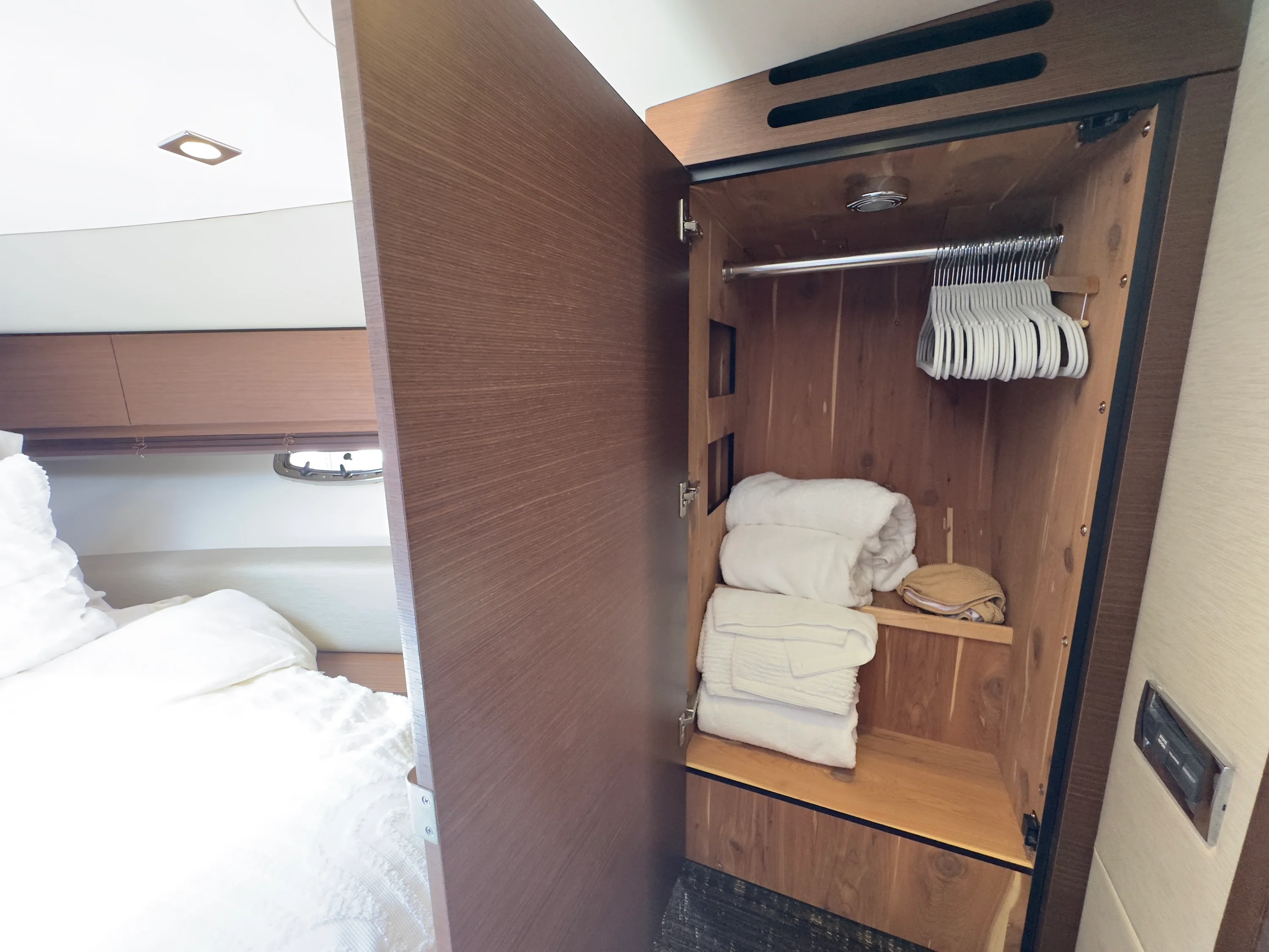 2014 Sea Ray 410 SUNDANCER Image Thumbnail #44