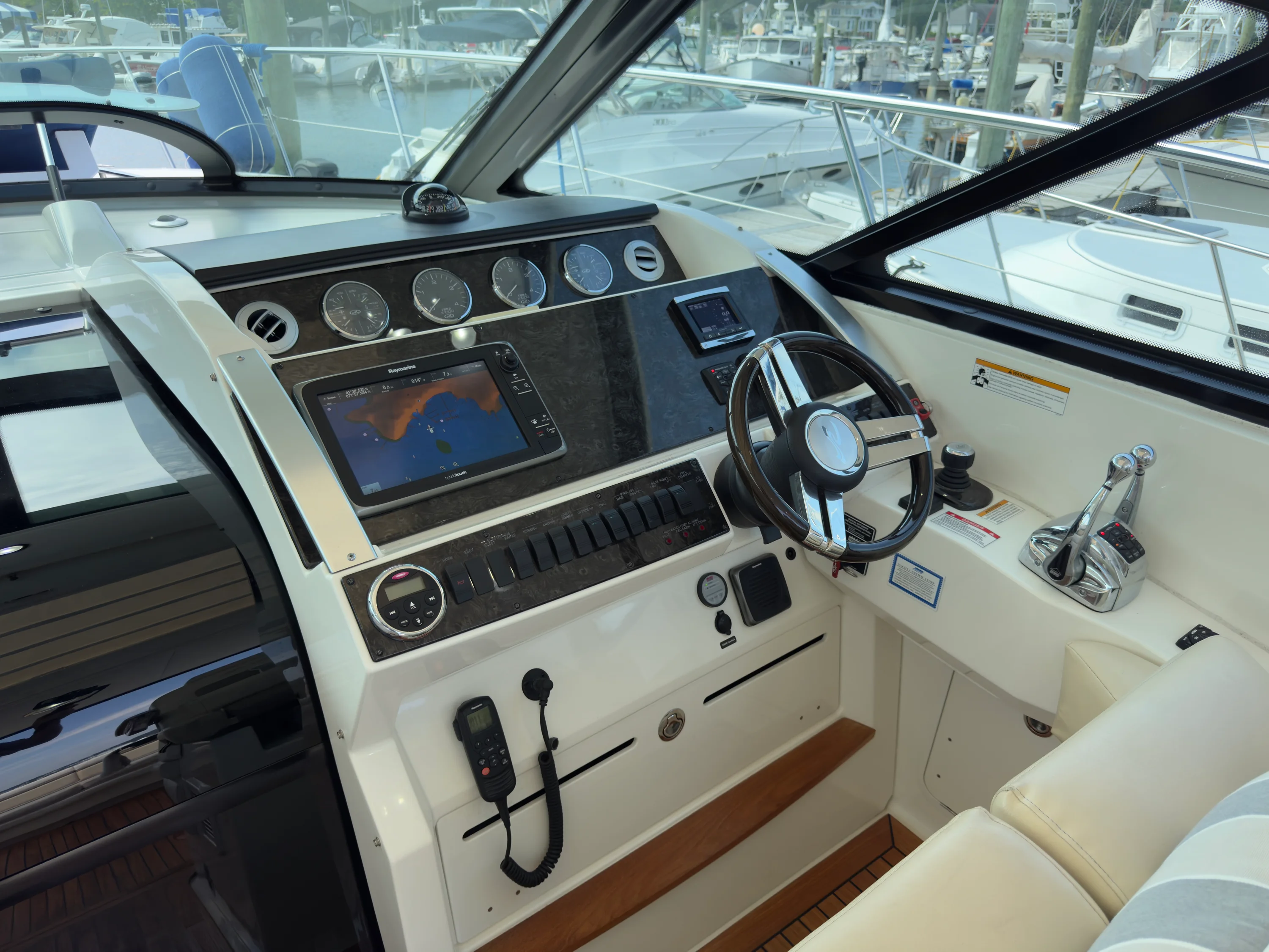 2014 Sea Ray 410 SUNDANCER Image Thumbnail #10