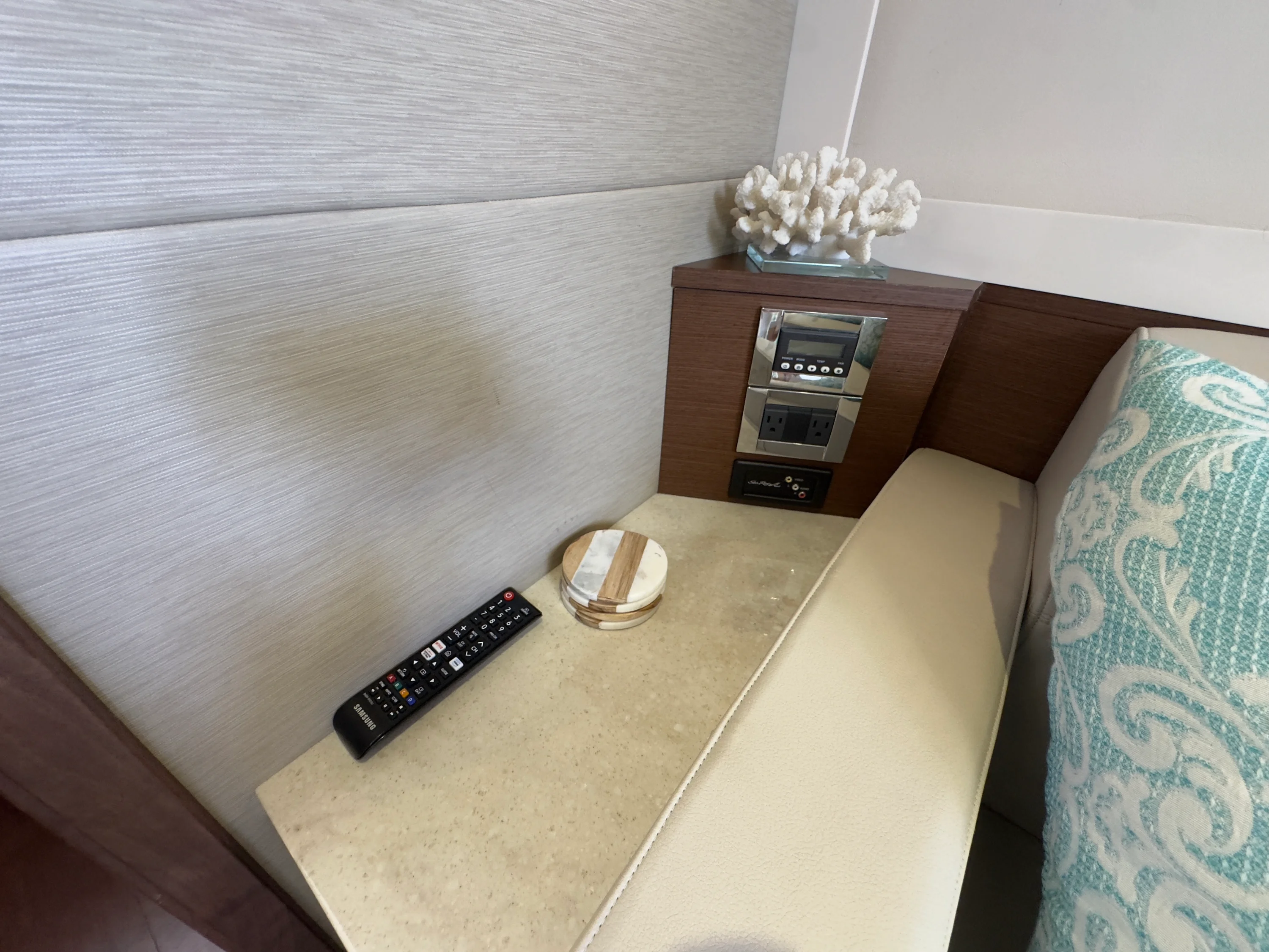 2014 Sea Ray 410 SUNDANCER Image Thumbnail #52