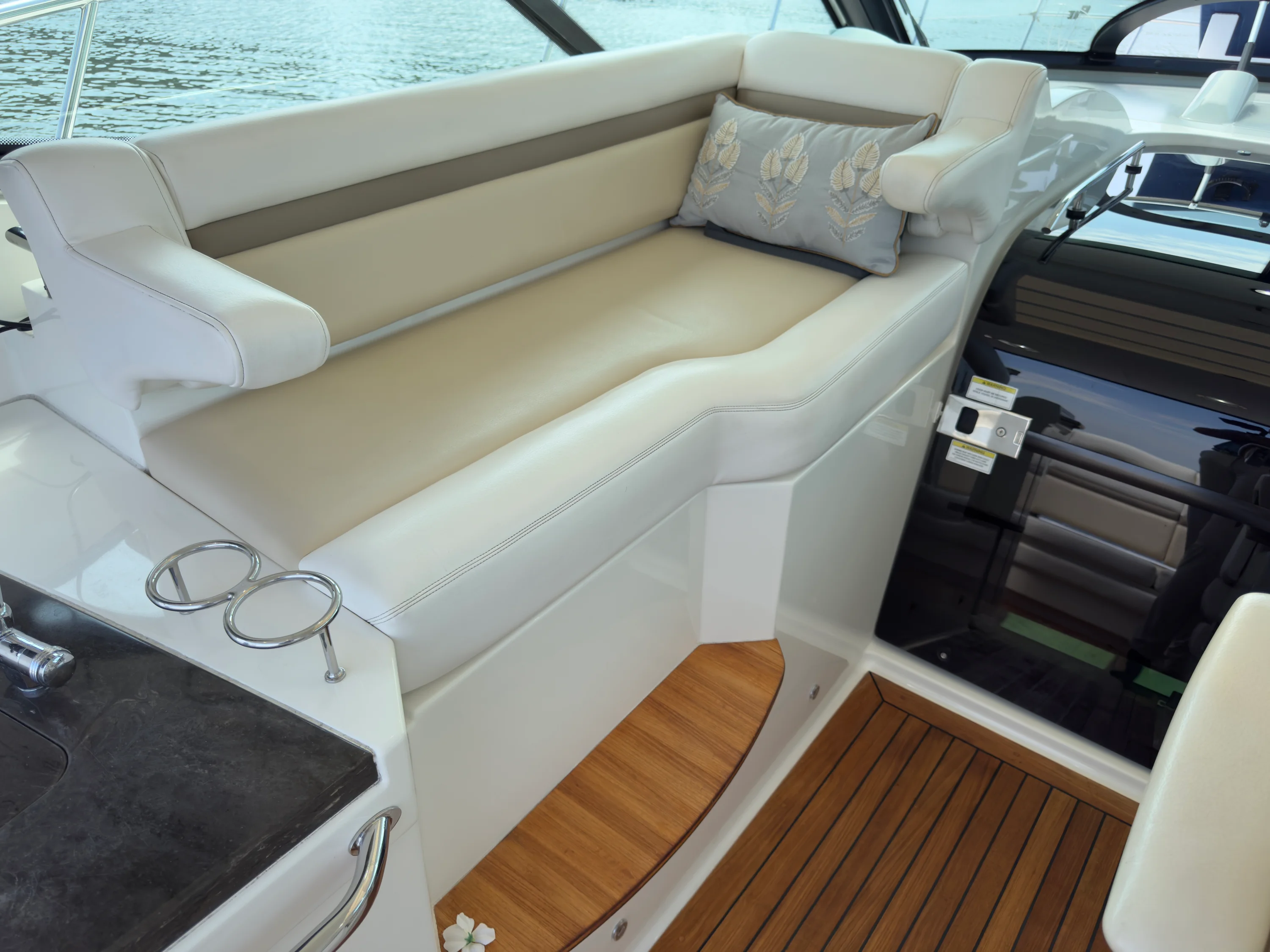 2014 Sea Ray 410 SUNDANCER Image Thumbnail #5