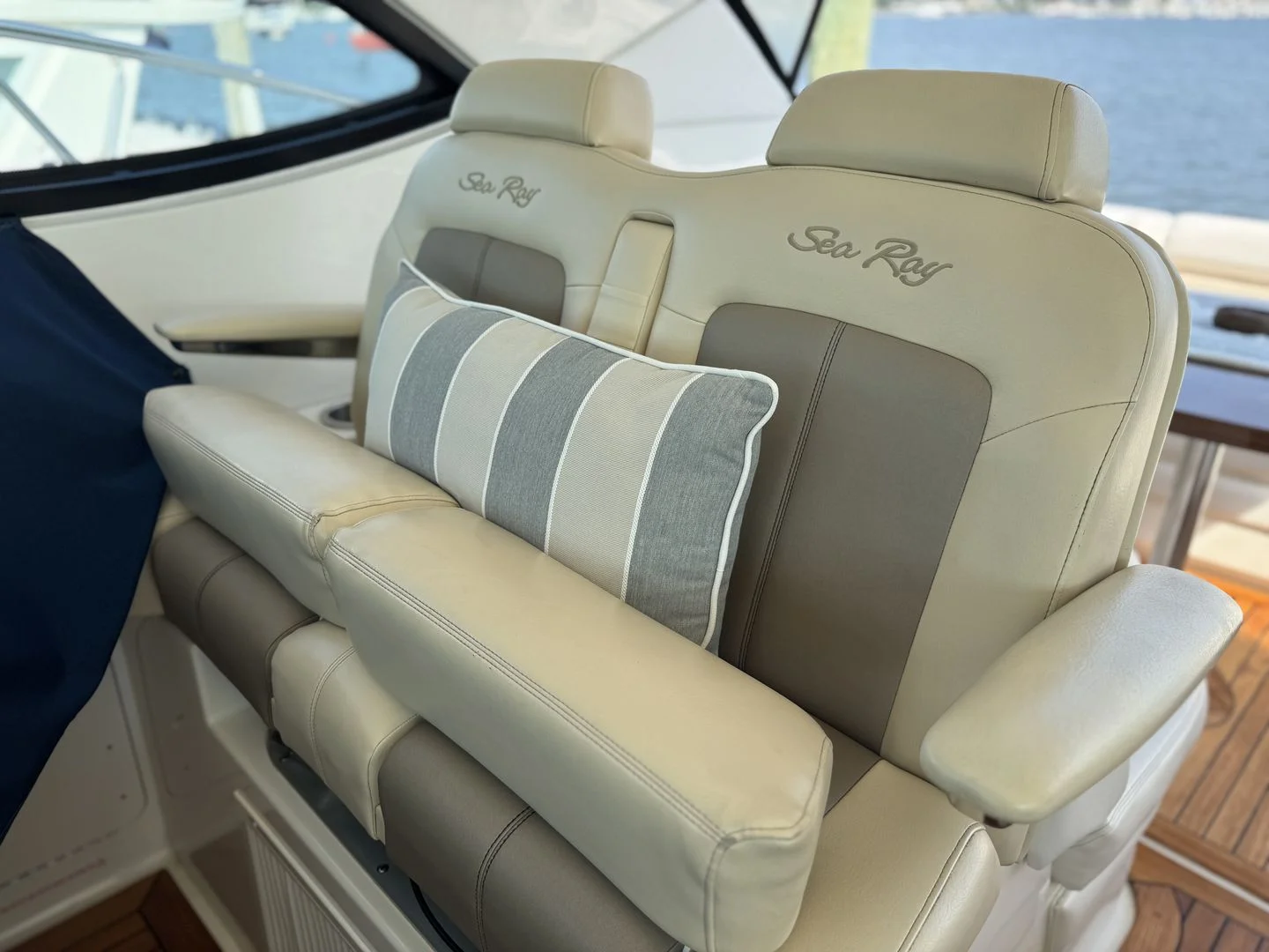 2014 Sea Ray 410 SUNDANCER Image Thumbnail #4