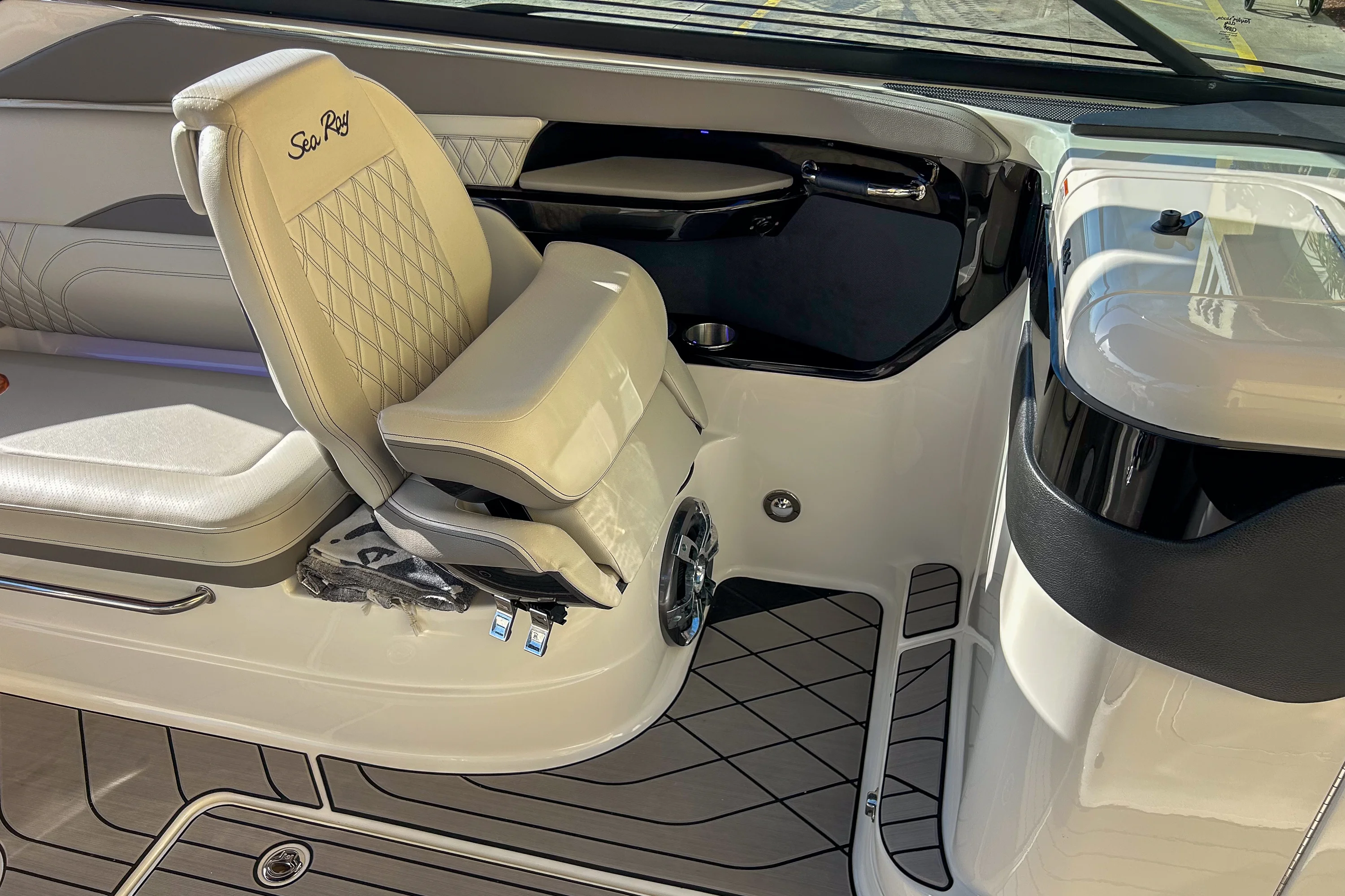 2023 Sea Ray 260 SLX OB Image Thumbnail #32