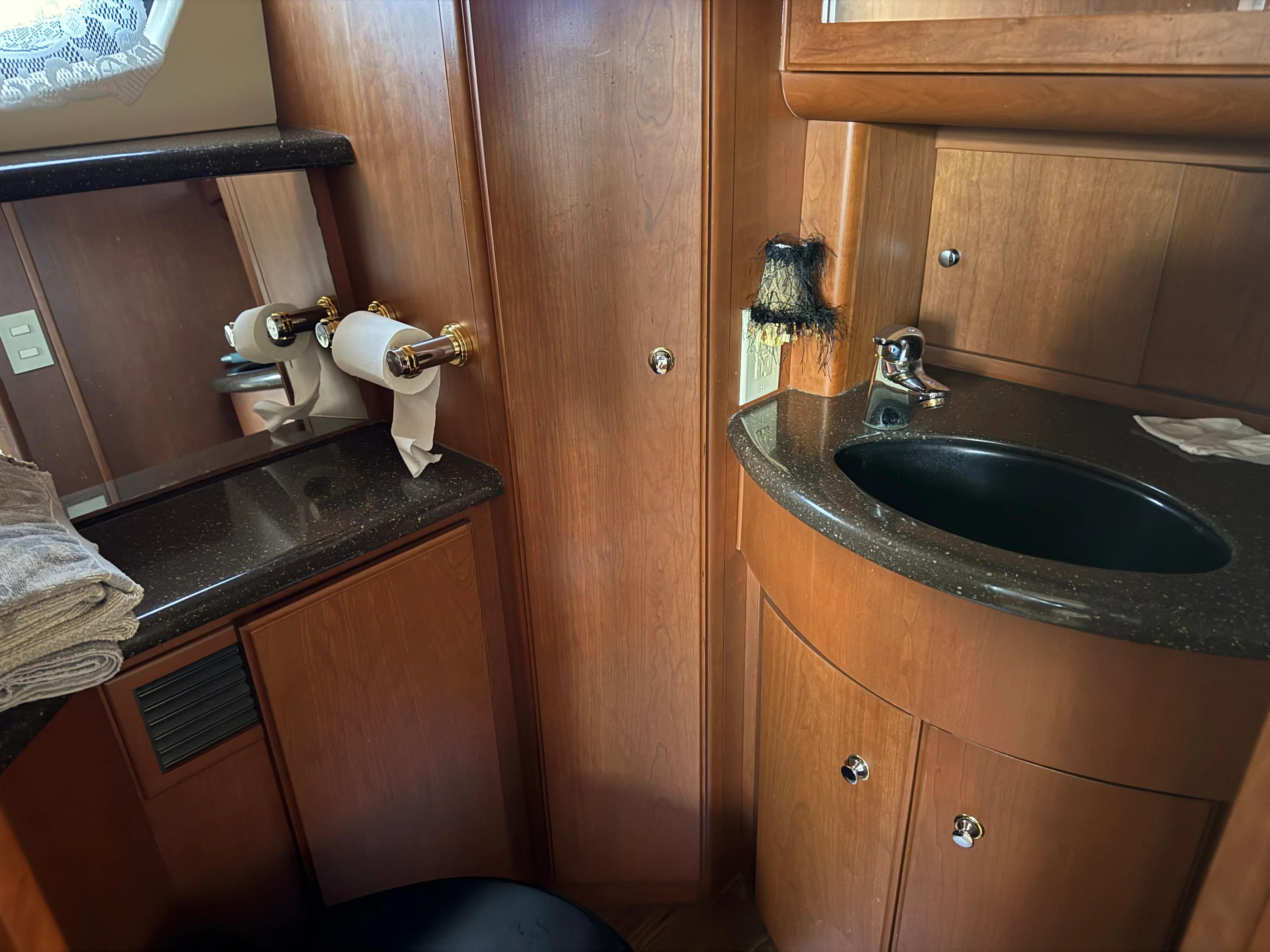 2004 Silverton 39 MOTOR YACHT Image Thumbnail #21