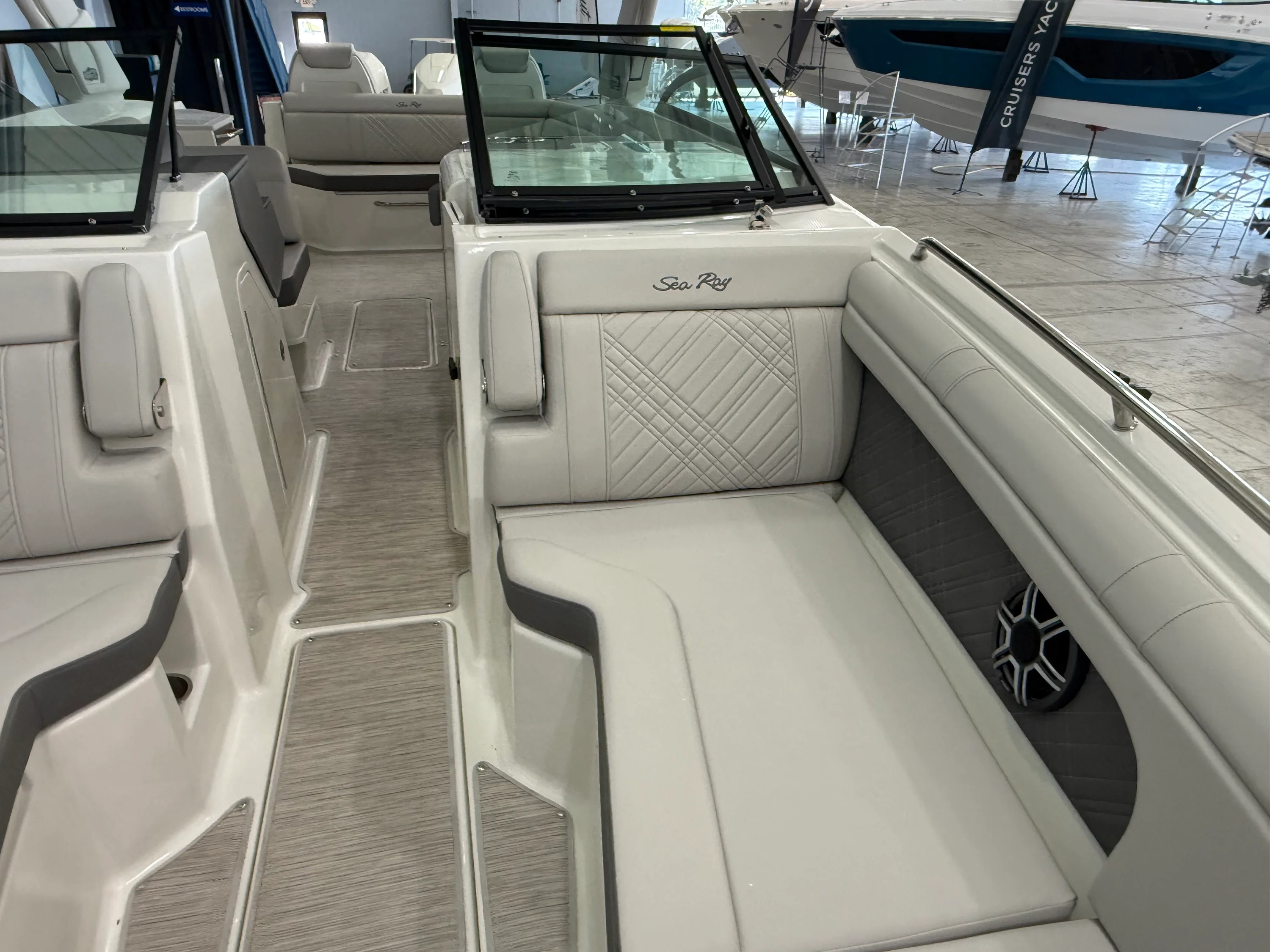 2026 Sea Ray SDX 290 Outboard Image Thumbnail #22