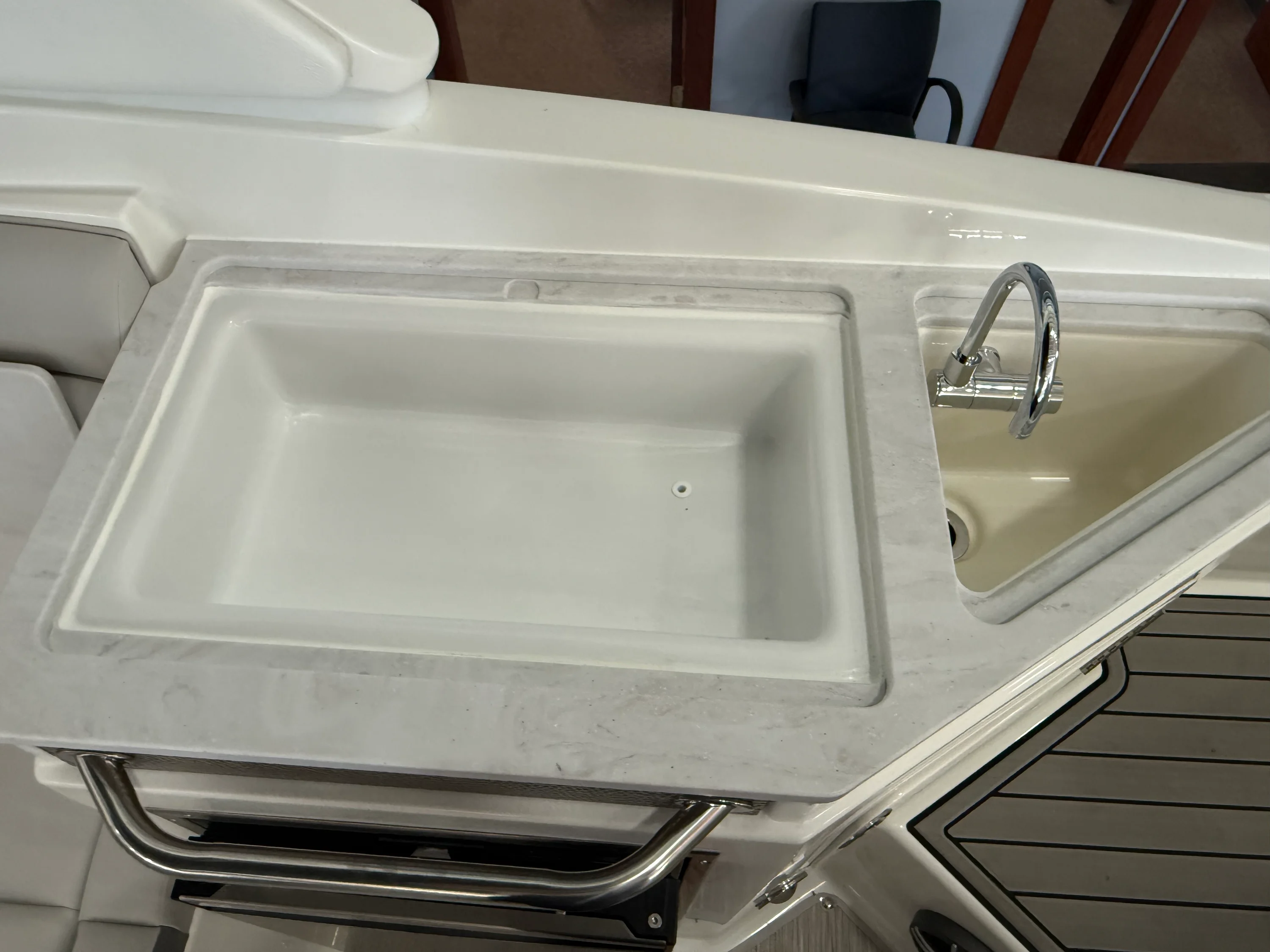 2026 Sea Ray SDX 290 Outboard Image Thumbnail #13