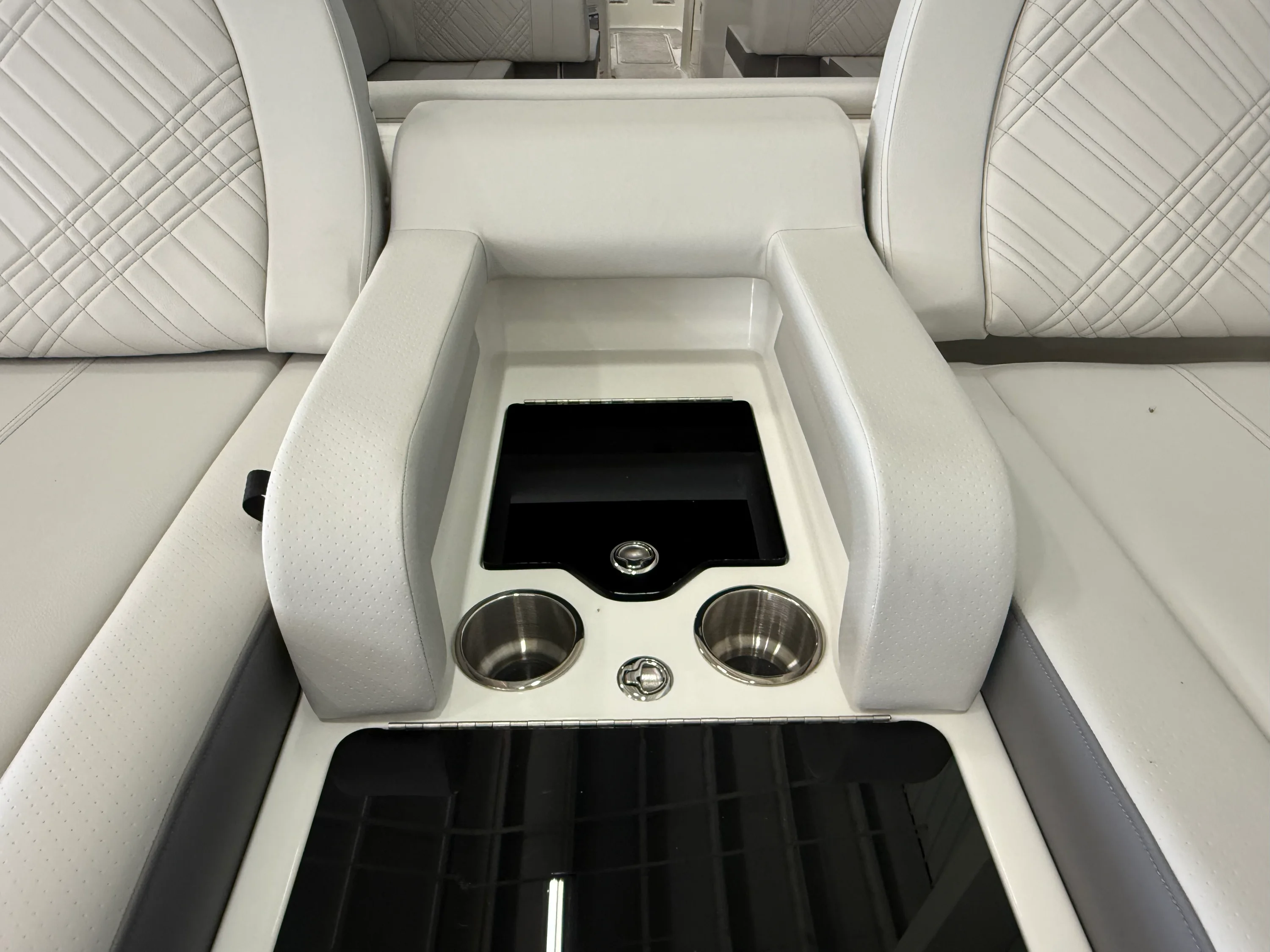 2026 Sea Ray SDX 290 Outboard Image Thumbnail #3