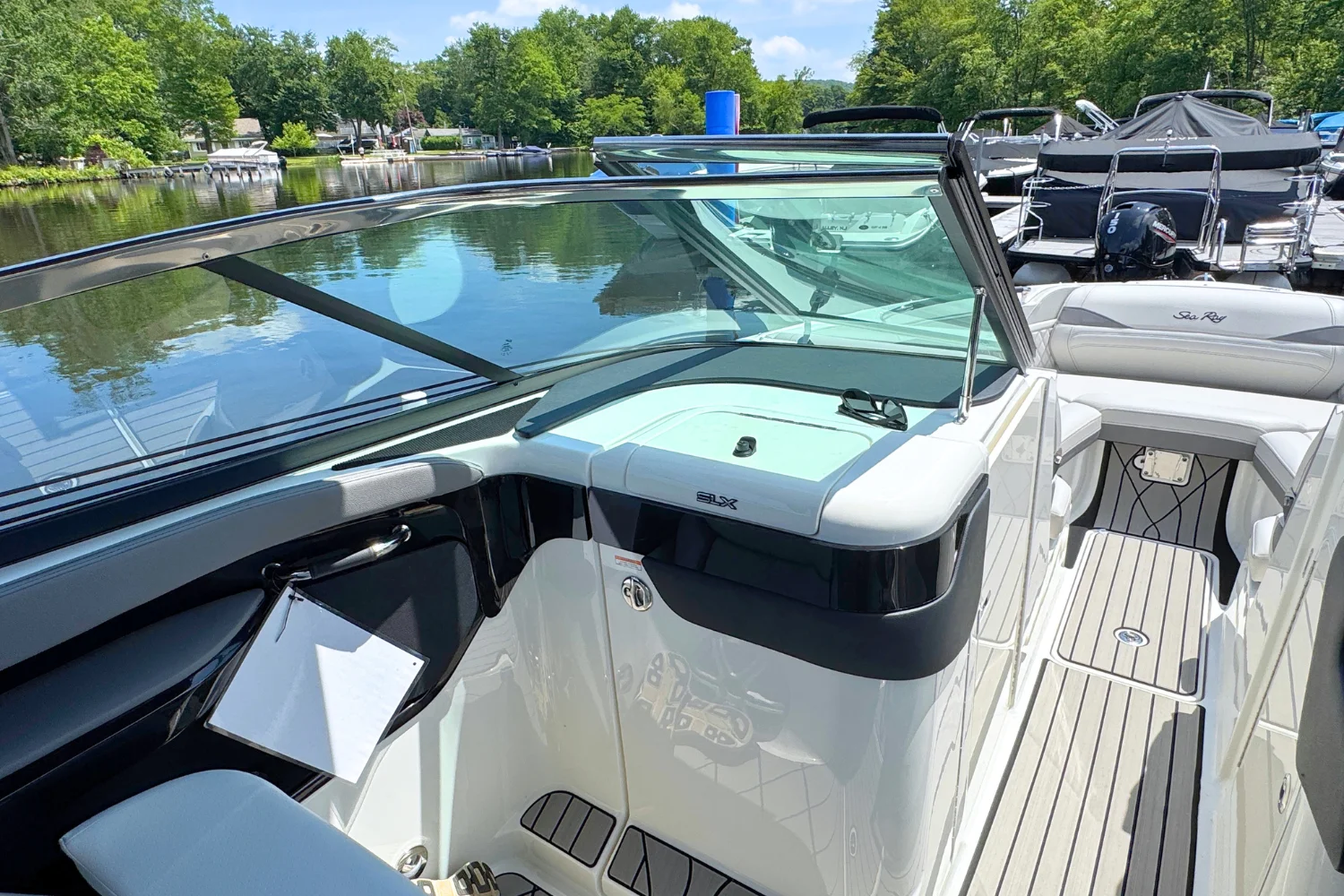 2026 Sea Ray SLX 260 Image Thumbnail #16