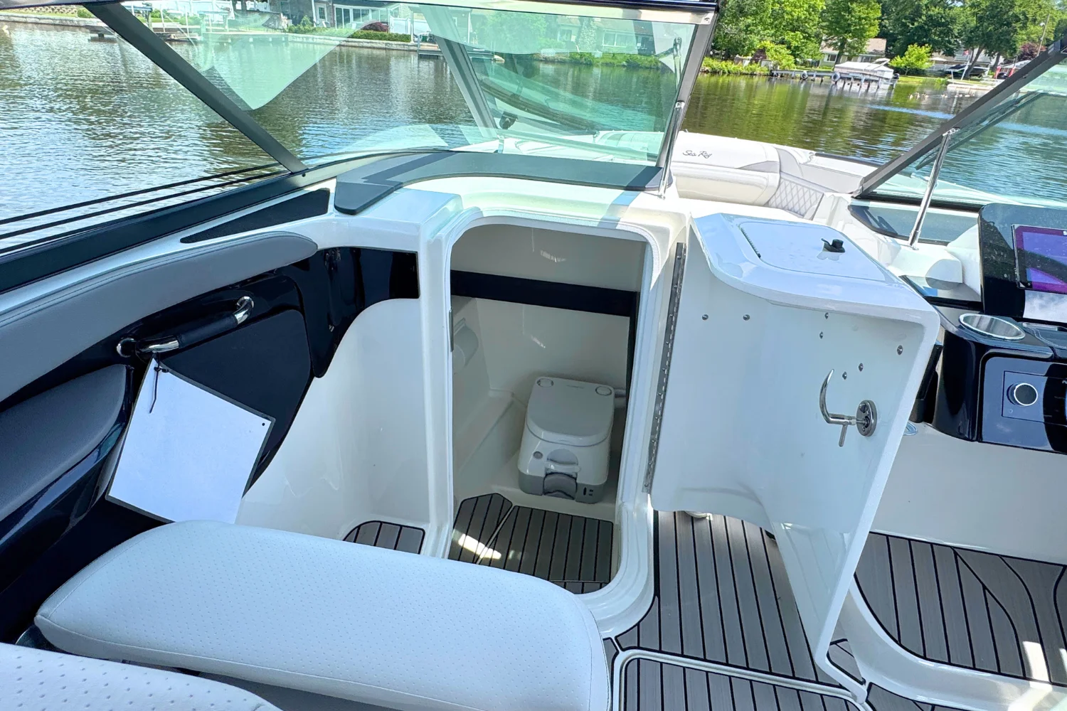 2026 Sea Ray SLX 260 Image Thumbnail #18