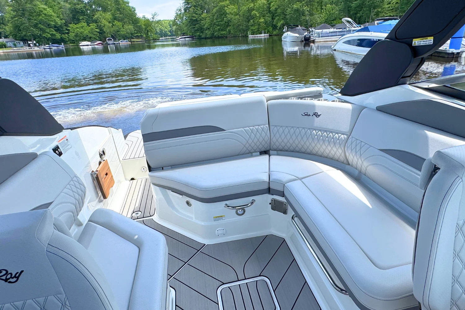 2026 Sea Ray SLX 260 Image Thumbnail #9
