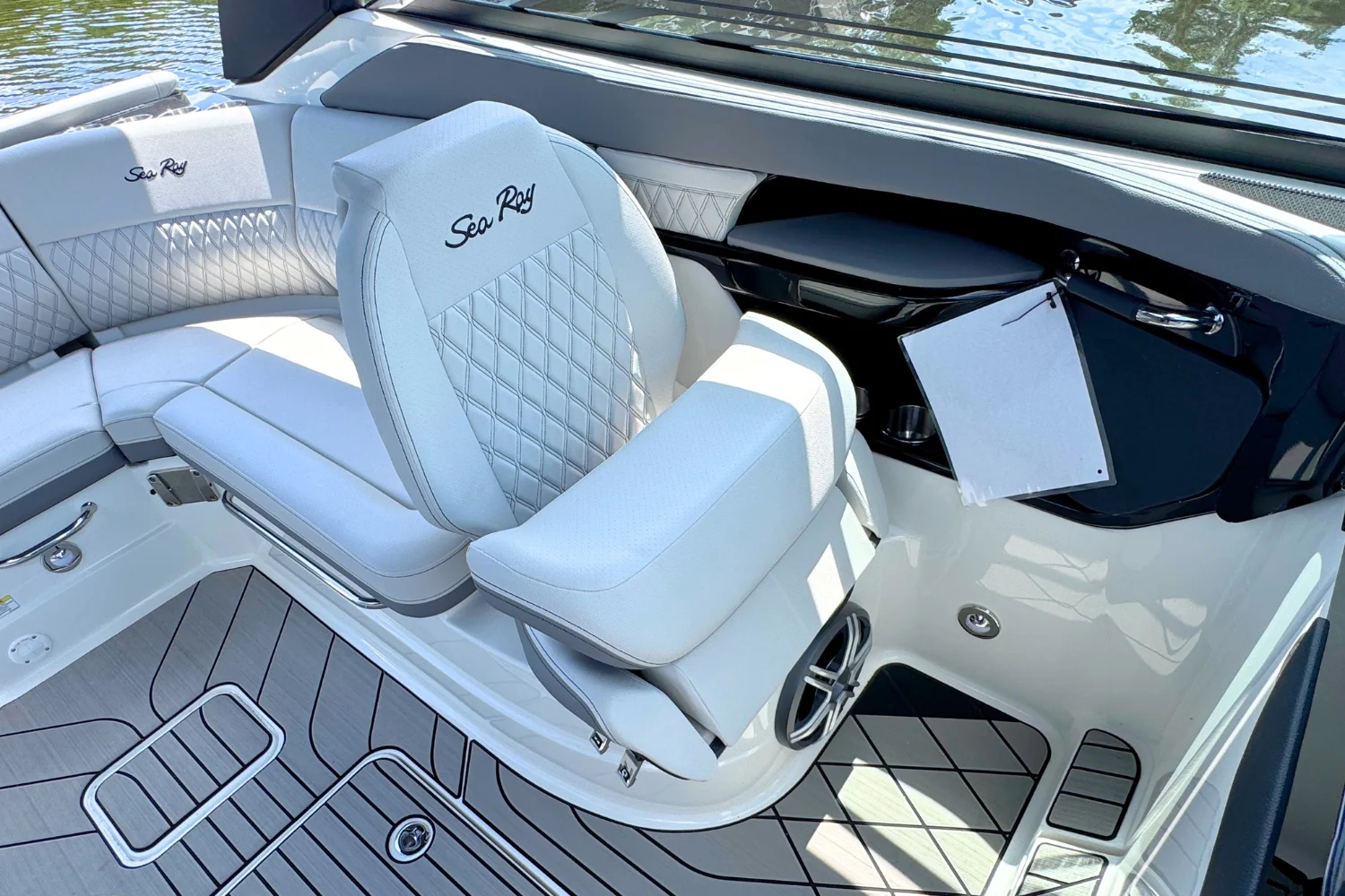 2026 Sea Ray SLX 260 Image Thumbnail #10