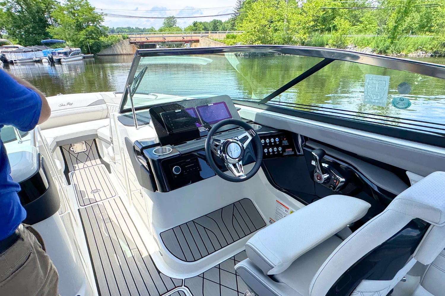 2026 Sea Ray SLX 260 Image Thumbnail #11
