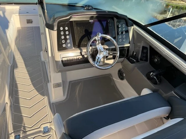 2021 Robalo R317 DUAL CONSOLE Image Thumbnail #6