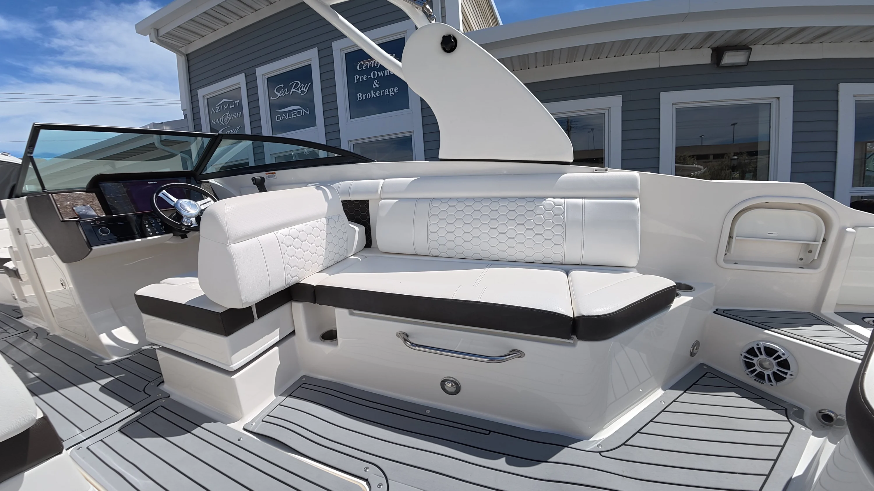 2020 Sea Ray SDX 270 Outboard Image Thumbnail #14