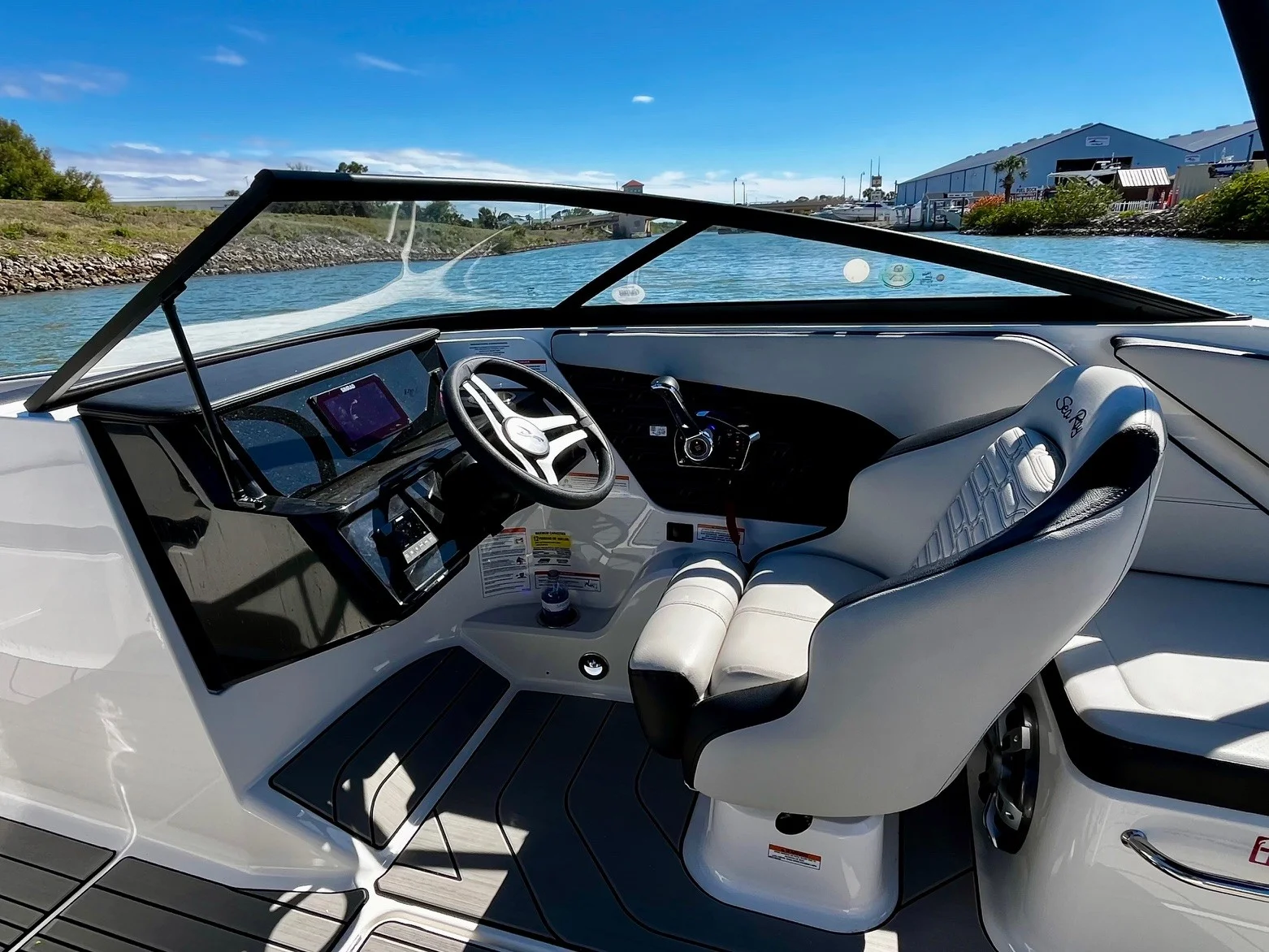 2025 Sea Ray 21 SPX OB Image Thumbnail #11