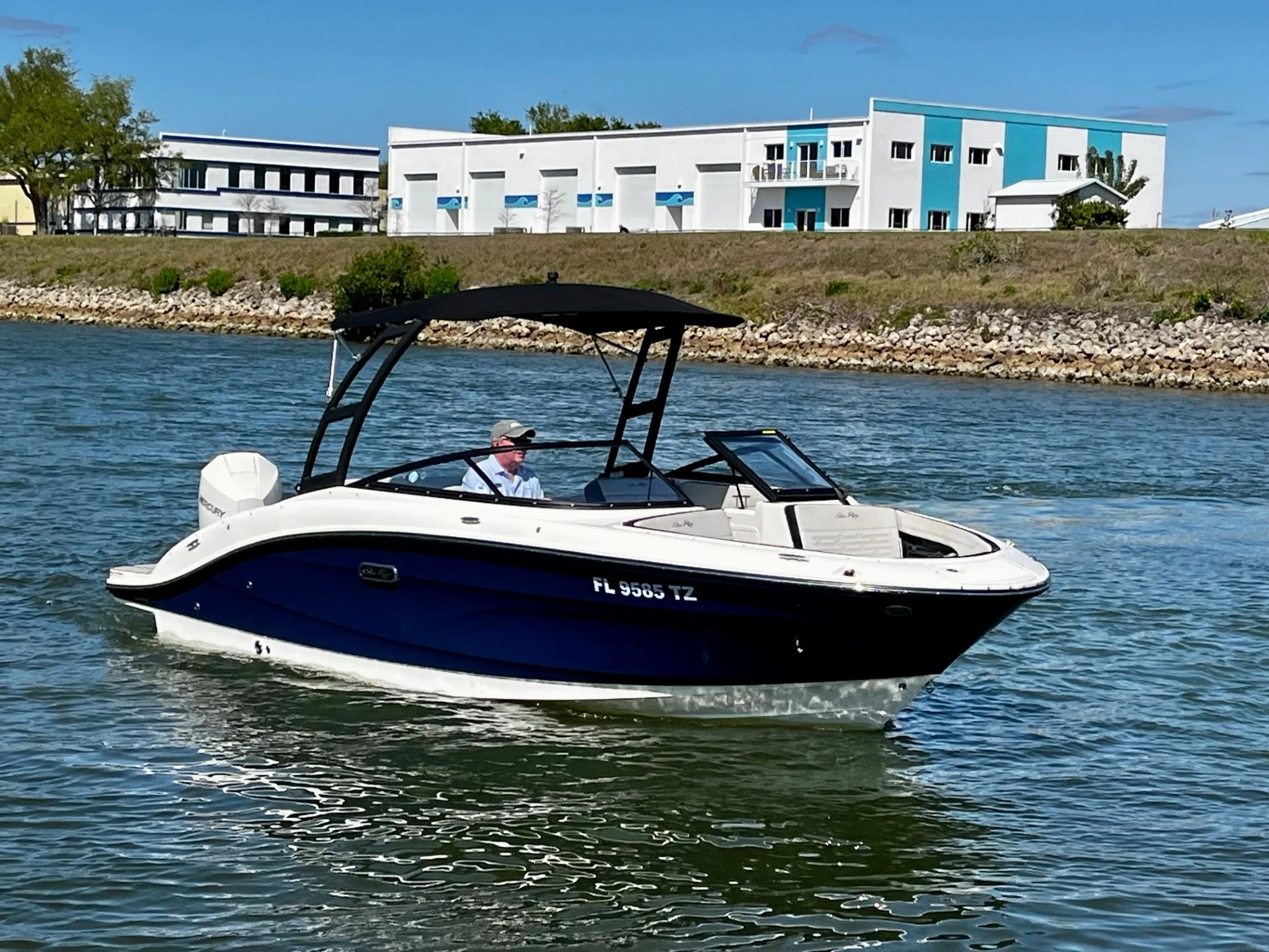 2025 Sea Ray 21 SPX OB Image Thumbnail #3