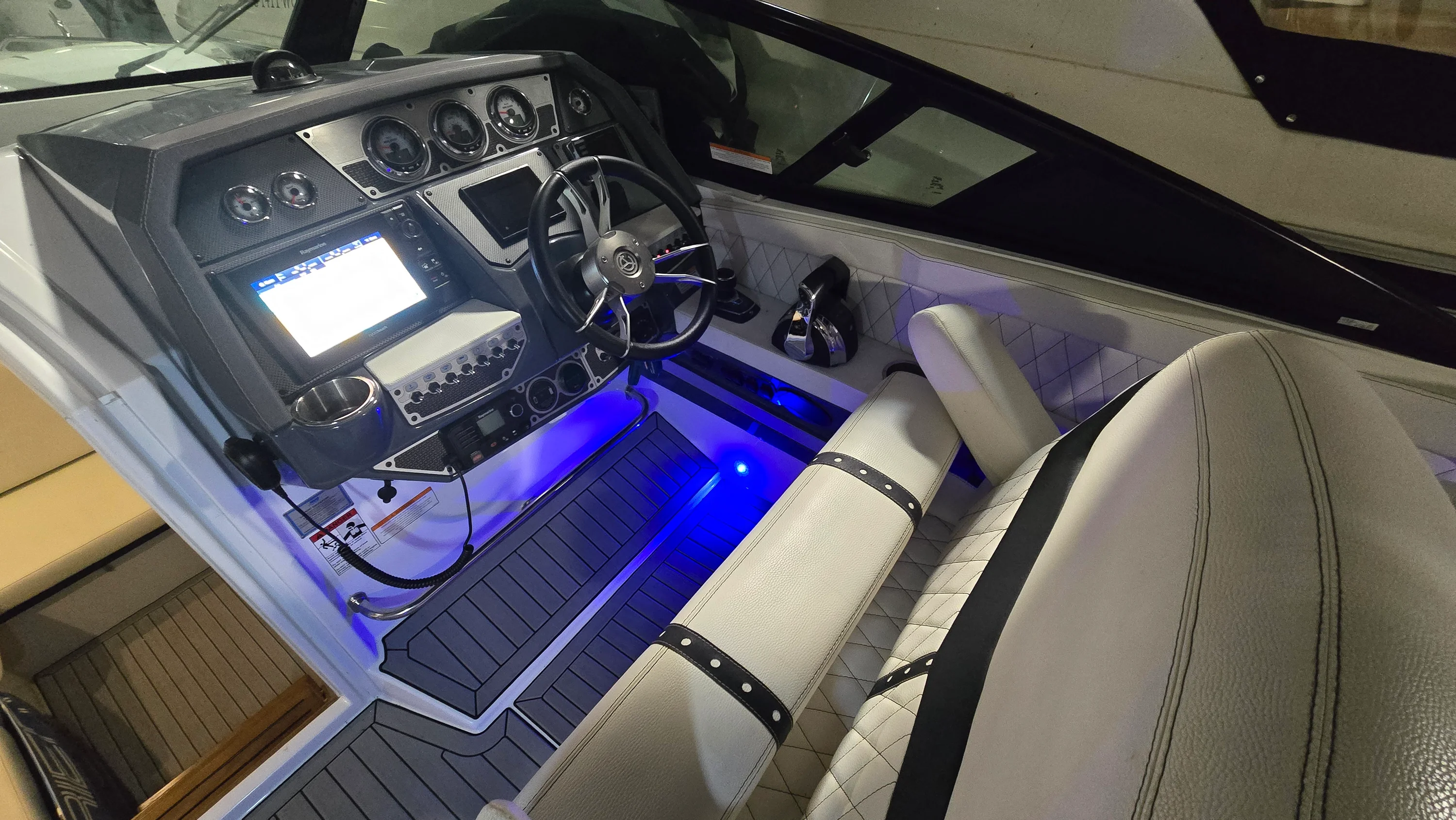 2017 Cruisers Yachts 338CX Image Thumbnail #6