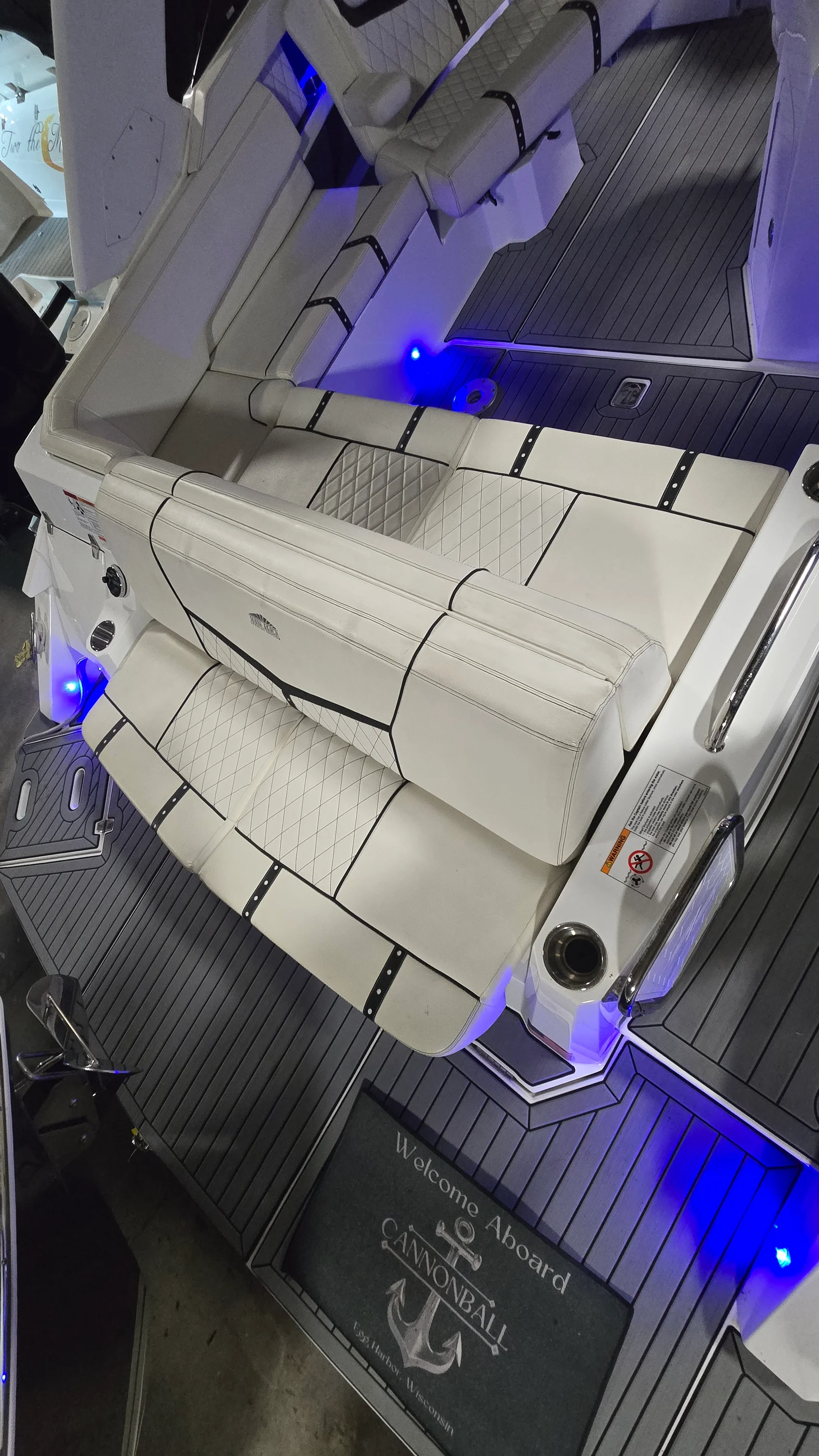 2017 Cruisers Yachts 338CX Image Thumbnail #1