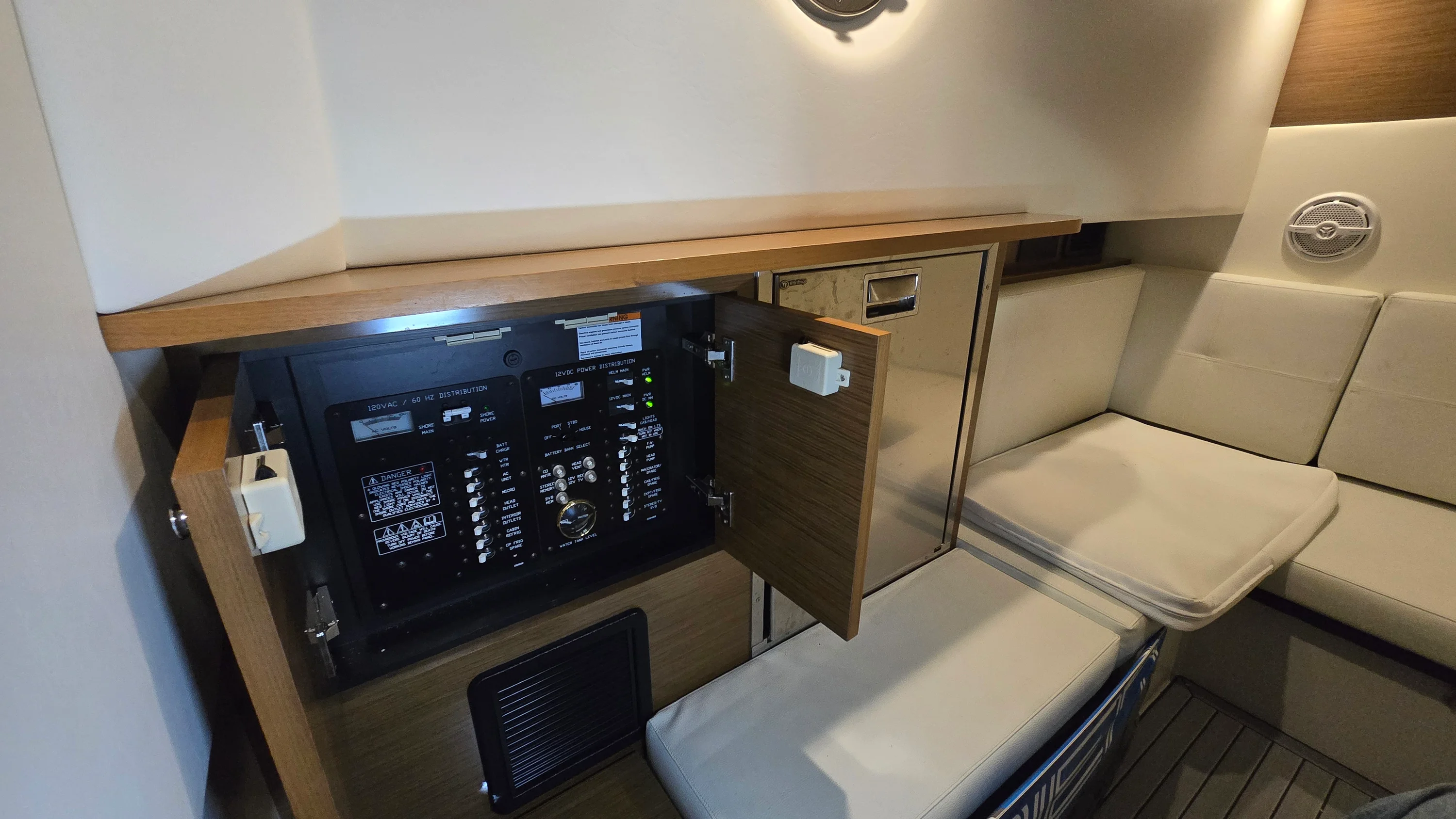 2017 Cruisers Yachts 338CX Image Thumbnail #21