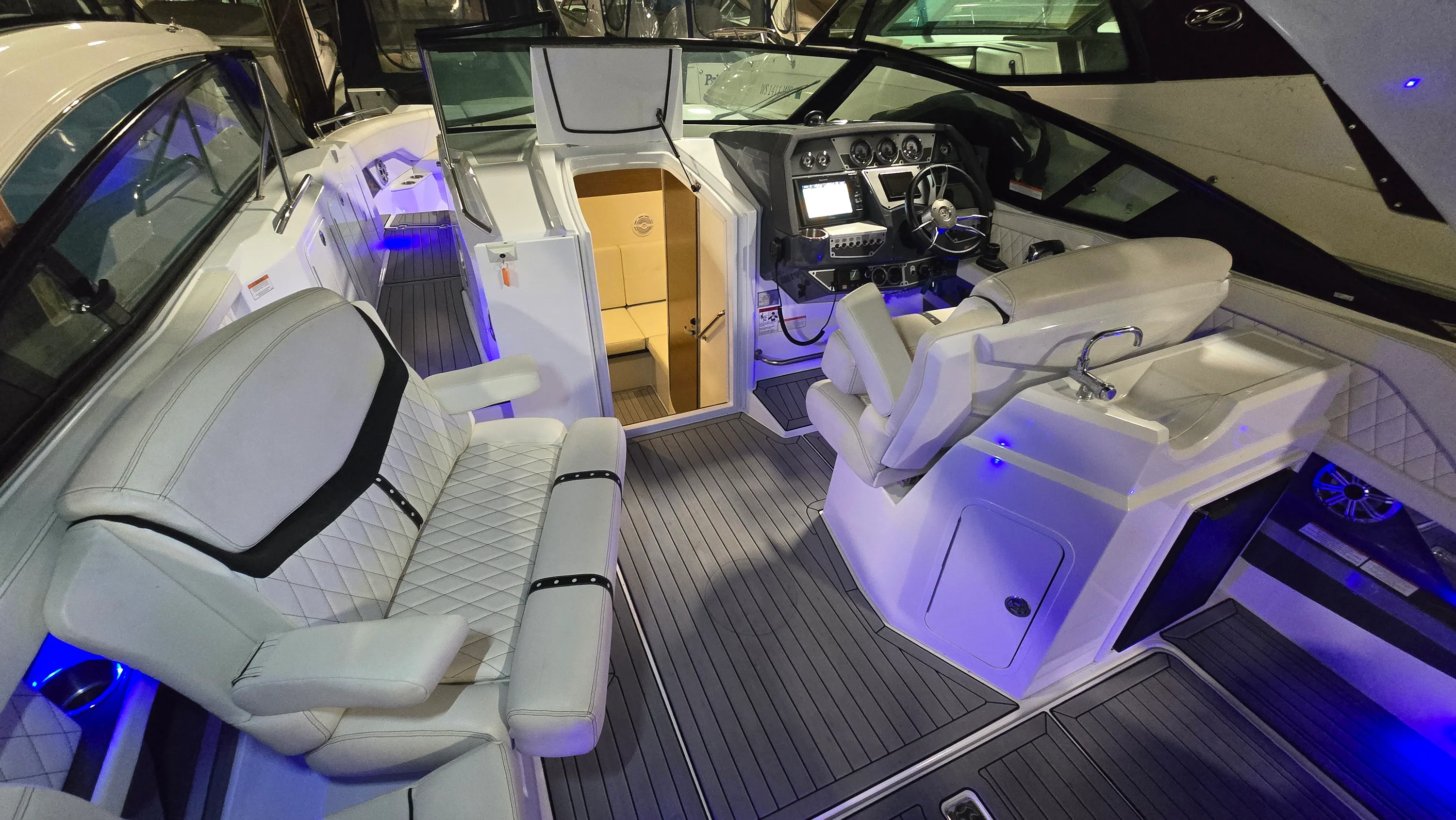 2017 Cruisers Yachts 338CX Image Thumbnail #5