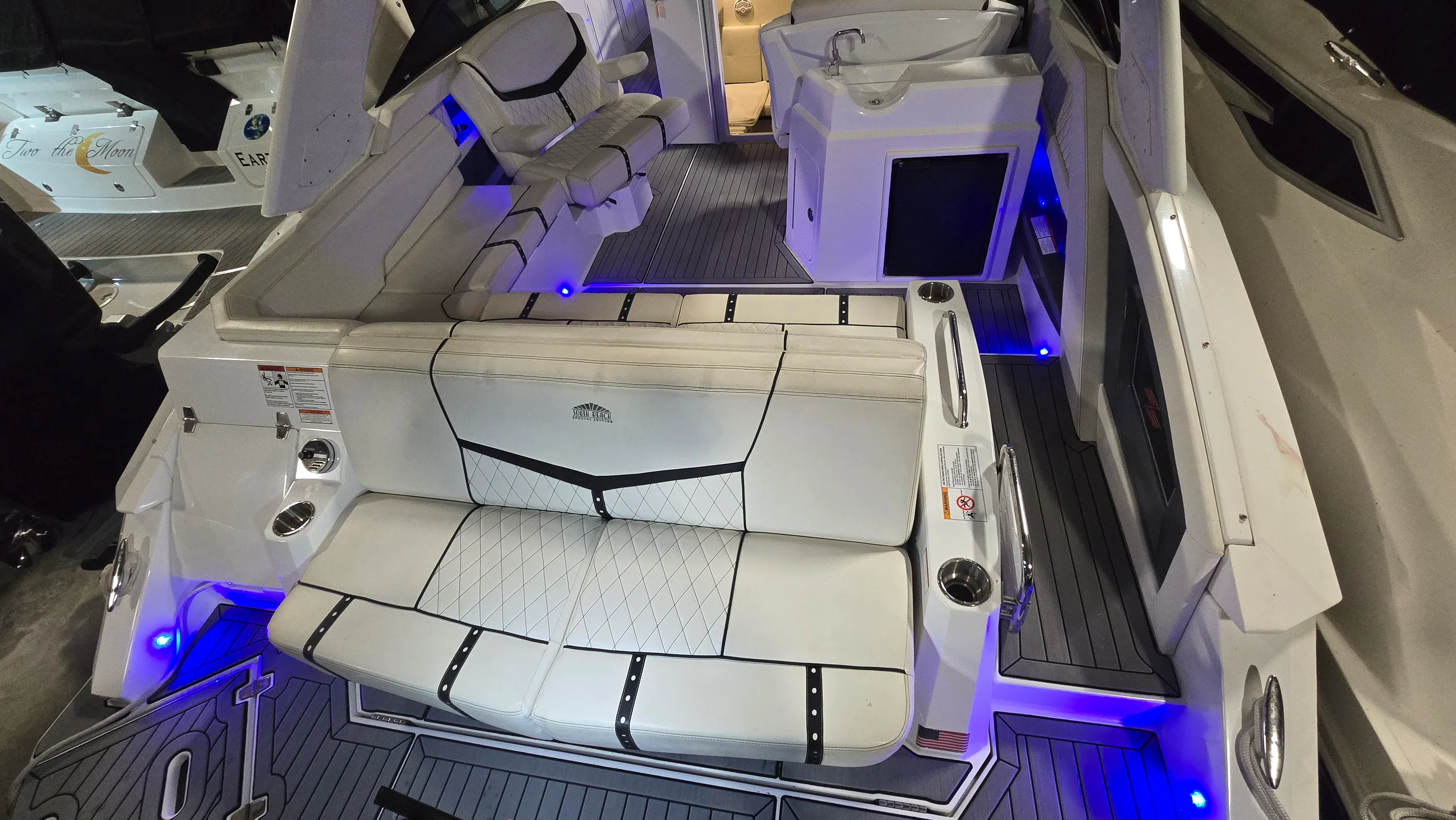 2017 Cruisers Yachts 338CX Image Thumbnail #2