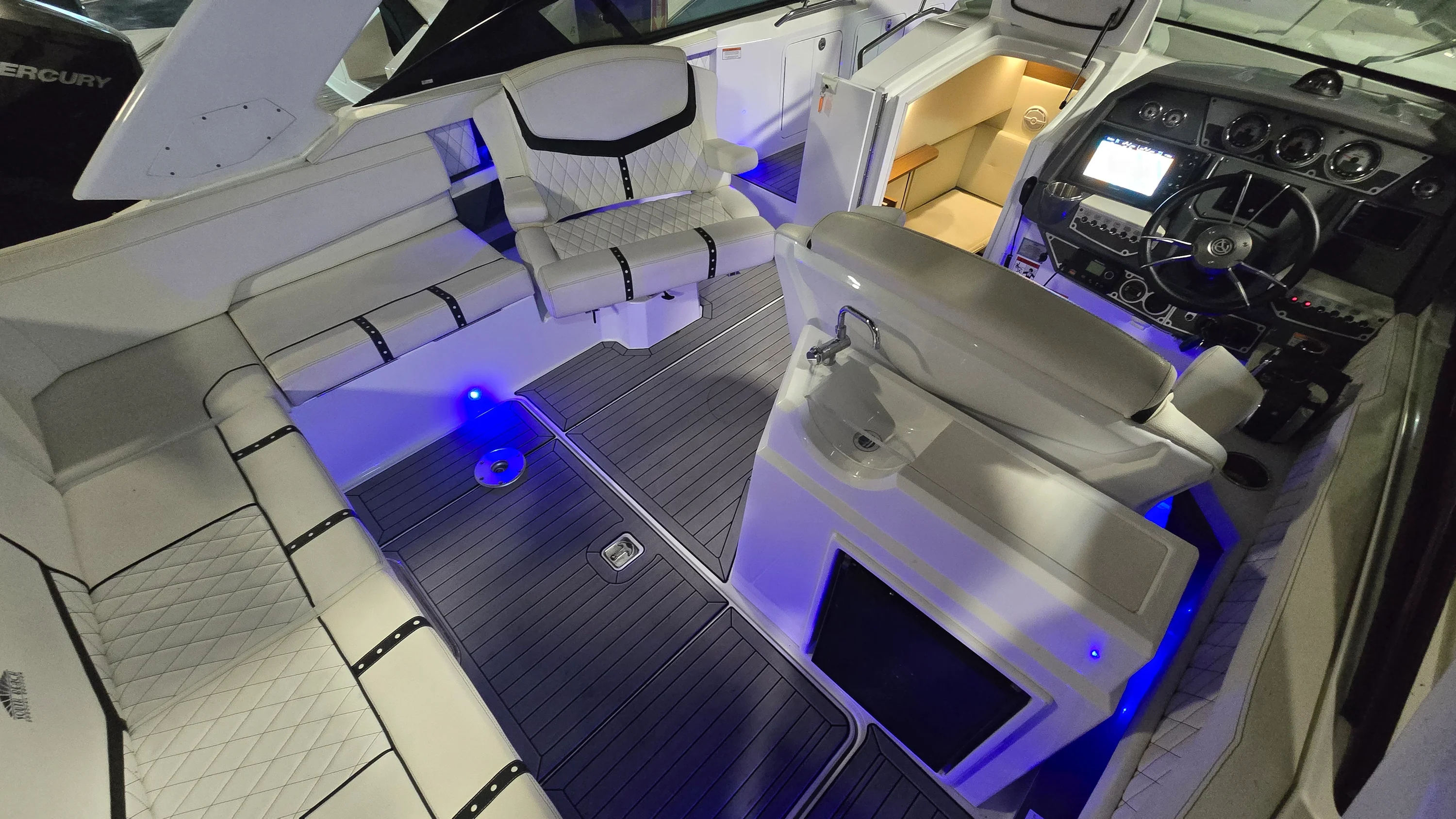 2017 Cruisers Yachts 338CX Image Thumbnail #3