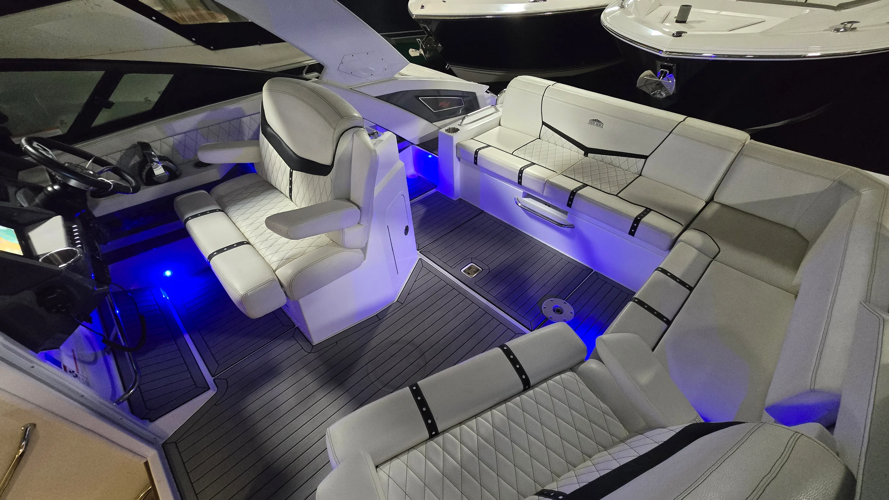 2017 Cruisers Yachts 338CX Image Thumbnail #4