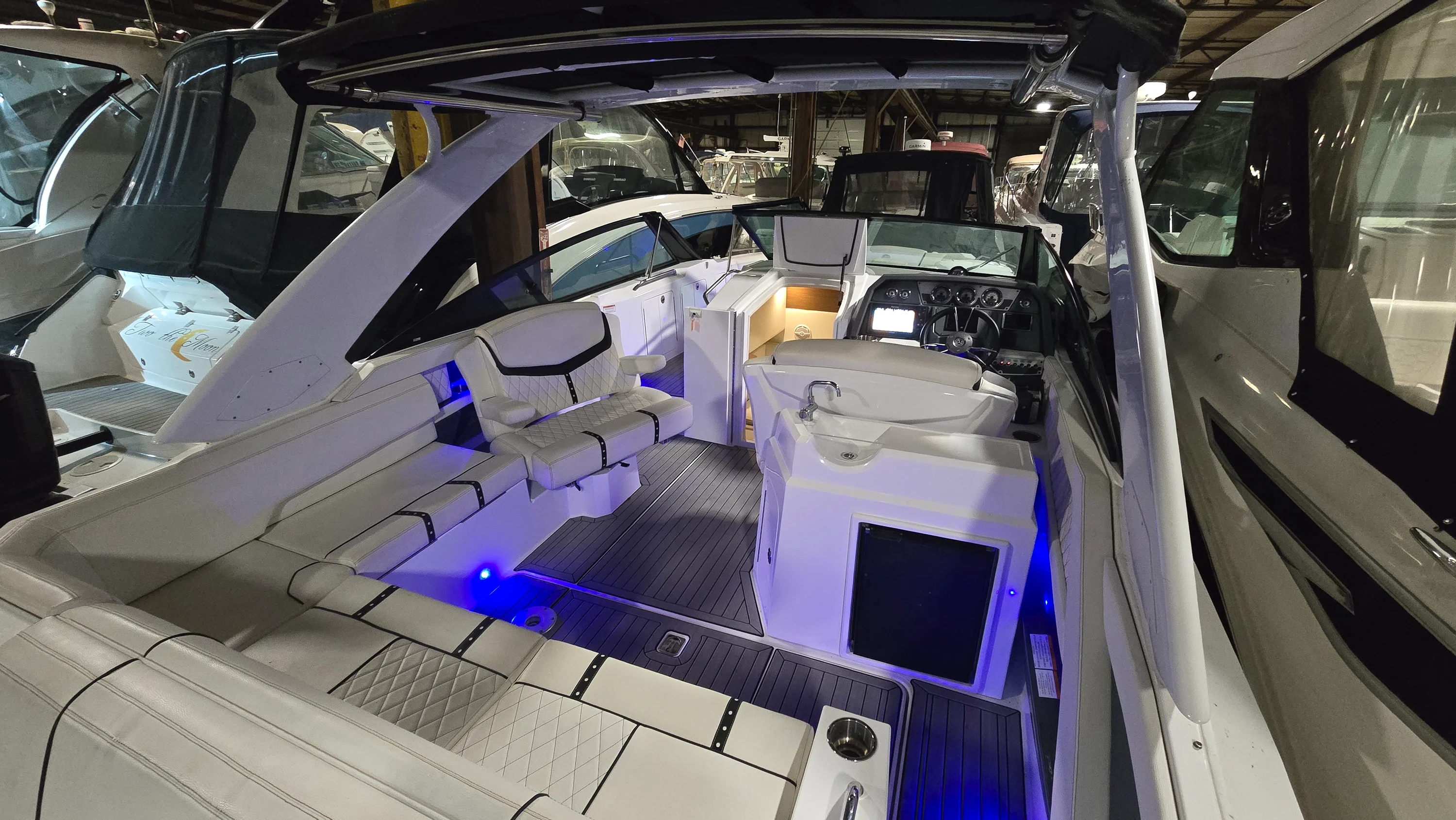 2017 Cruisers Yachts 338CX Image Thumbnail #0